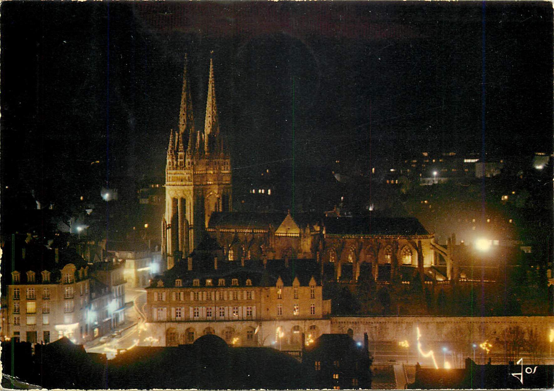 CPM La Bretange en couleurs Quimper (Finistere) Le cathedrale illiminee au centre de laville
