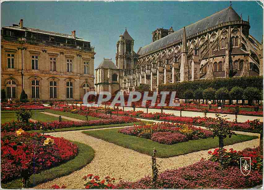CPM Bourges (Cher) Les jardins de l'Eveche la cathedrale et l'Hotel de Ville