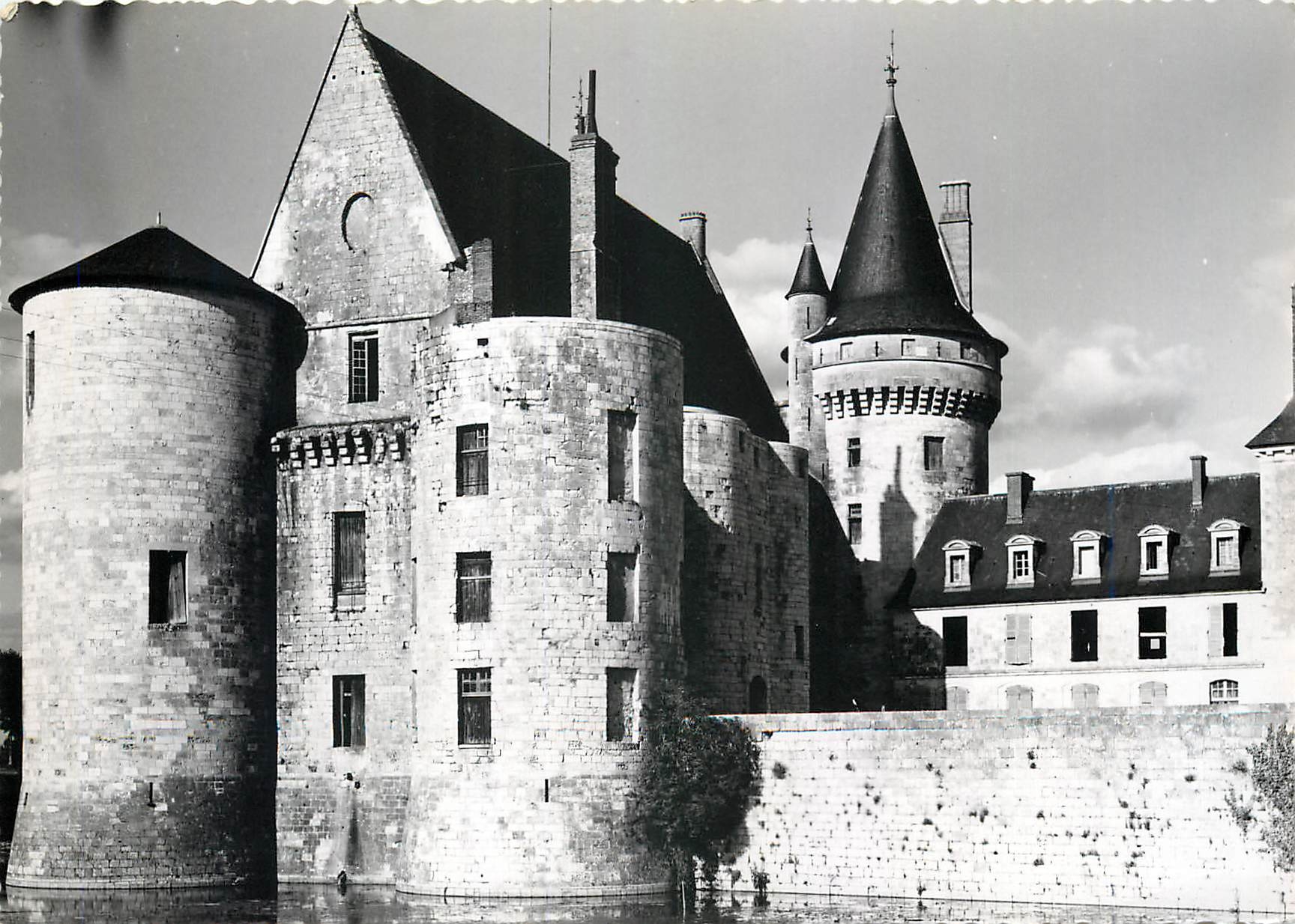 CPM Sully sur Loire (Loiret) Le chateau