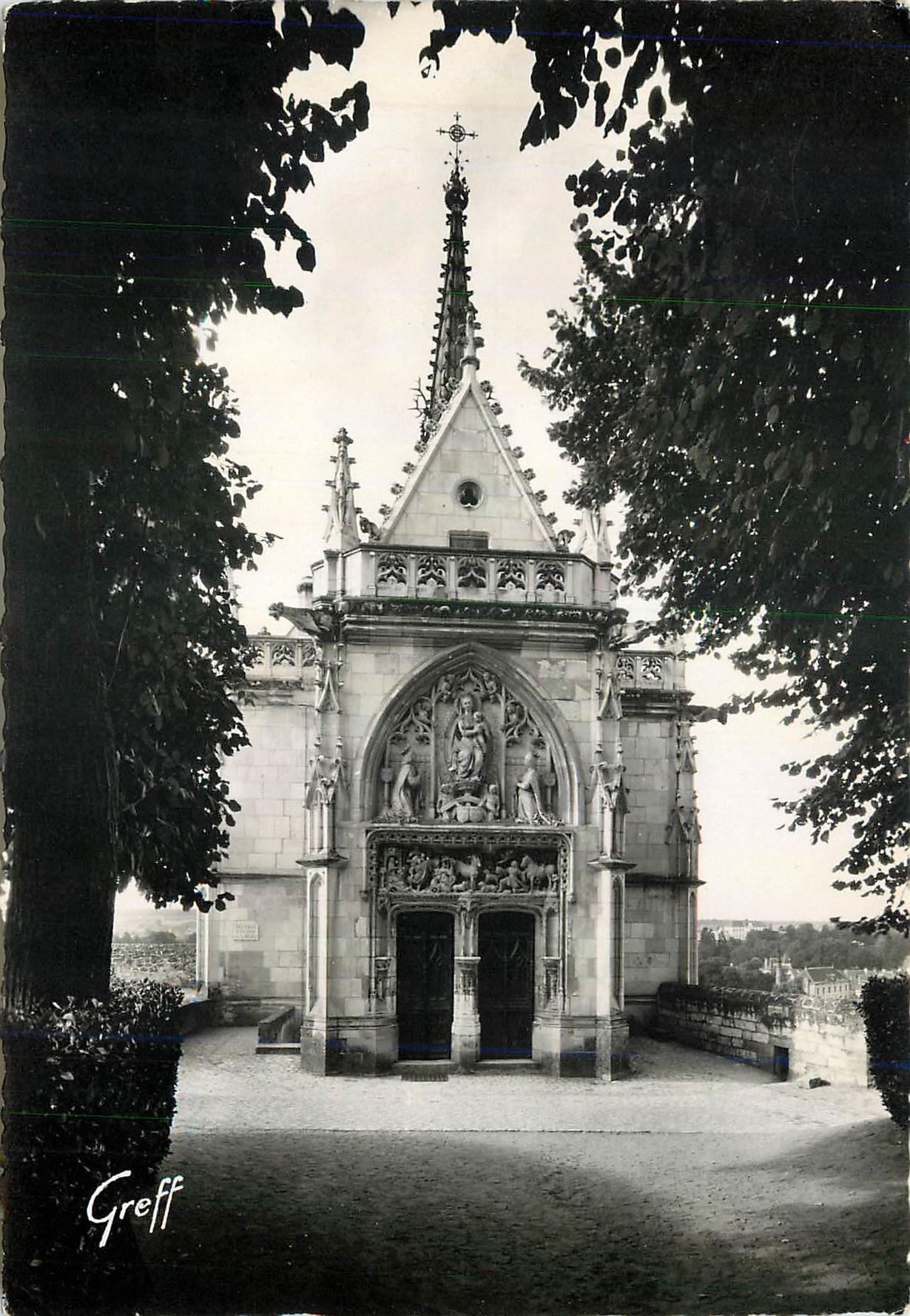 CPM En Touraine Chateau d'Amboise la Chapelle St Hubert