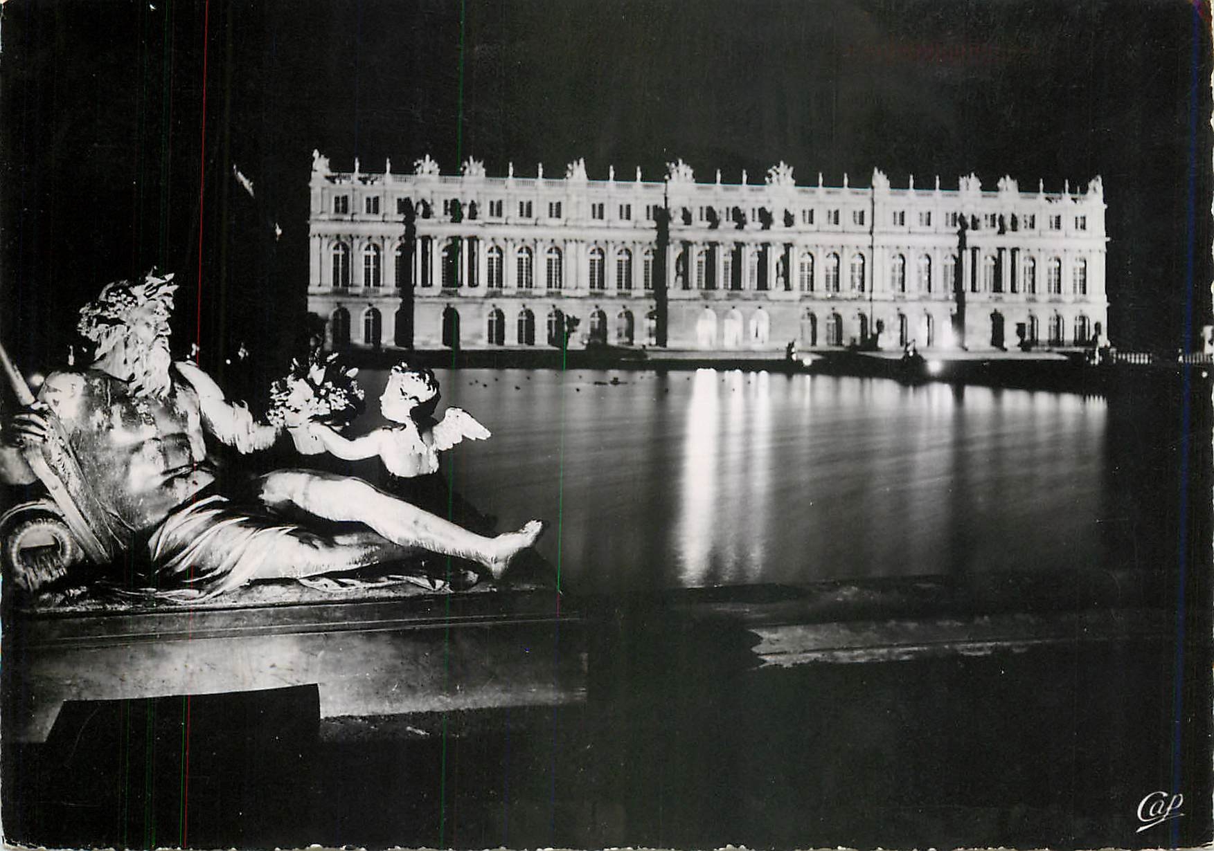 CPM Versailles (Seine et Oise) Le Chateau illimune vu du Parc