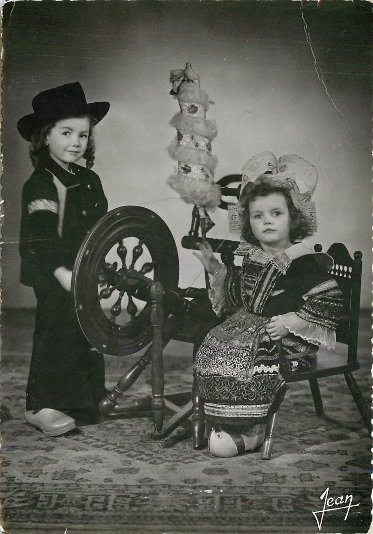 Deux enfants en costumes régionaux — Fouesnant-Rosporden (Finistère) — Les Éditions Finistère