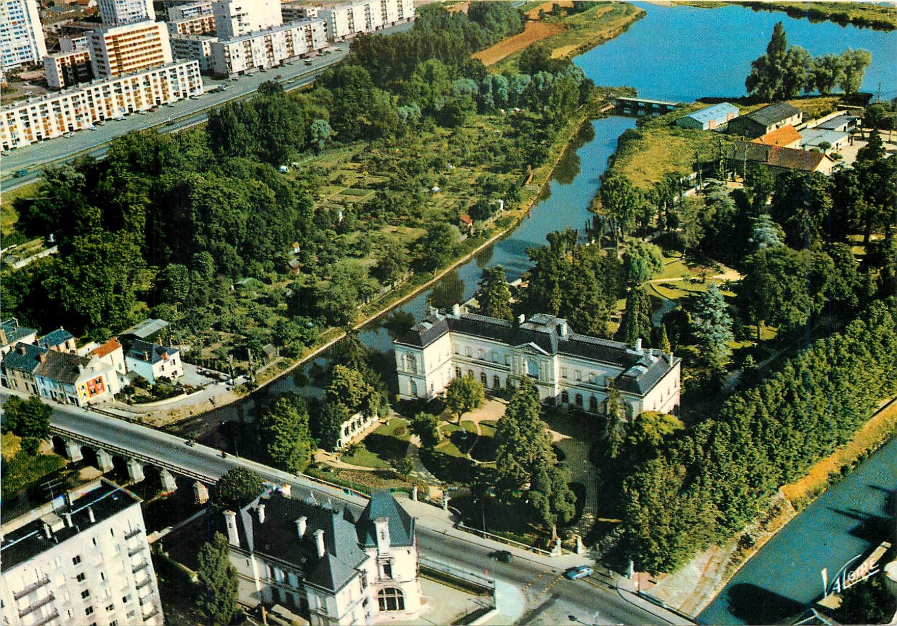 CPM L'Orleanais Montargis (Loiret) L'hotel de ville et le jardin Durzy