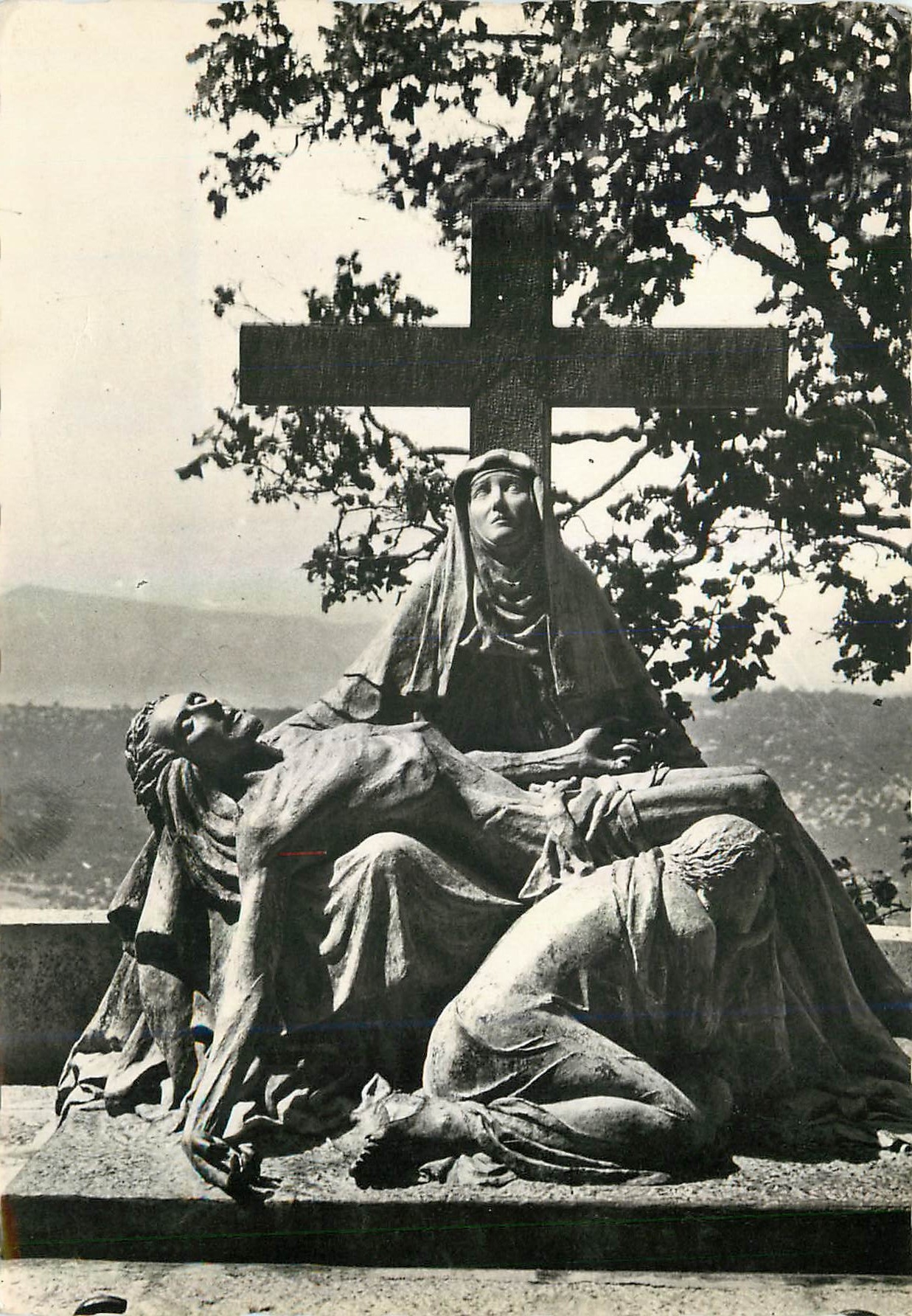 CPM Sanctuaire de France La Sainte Baume (Var) La Pieta devant la Grotte