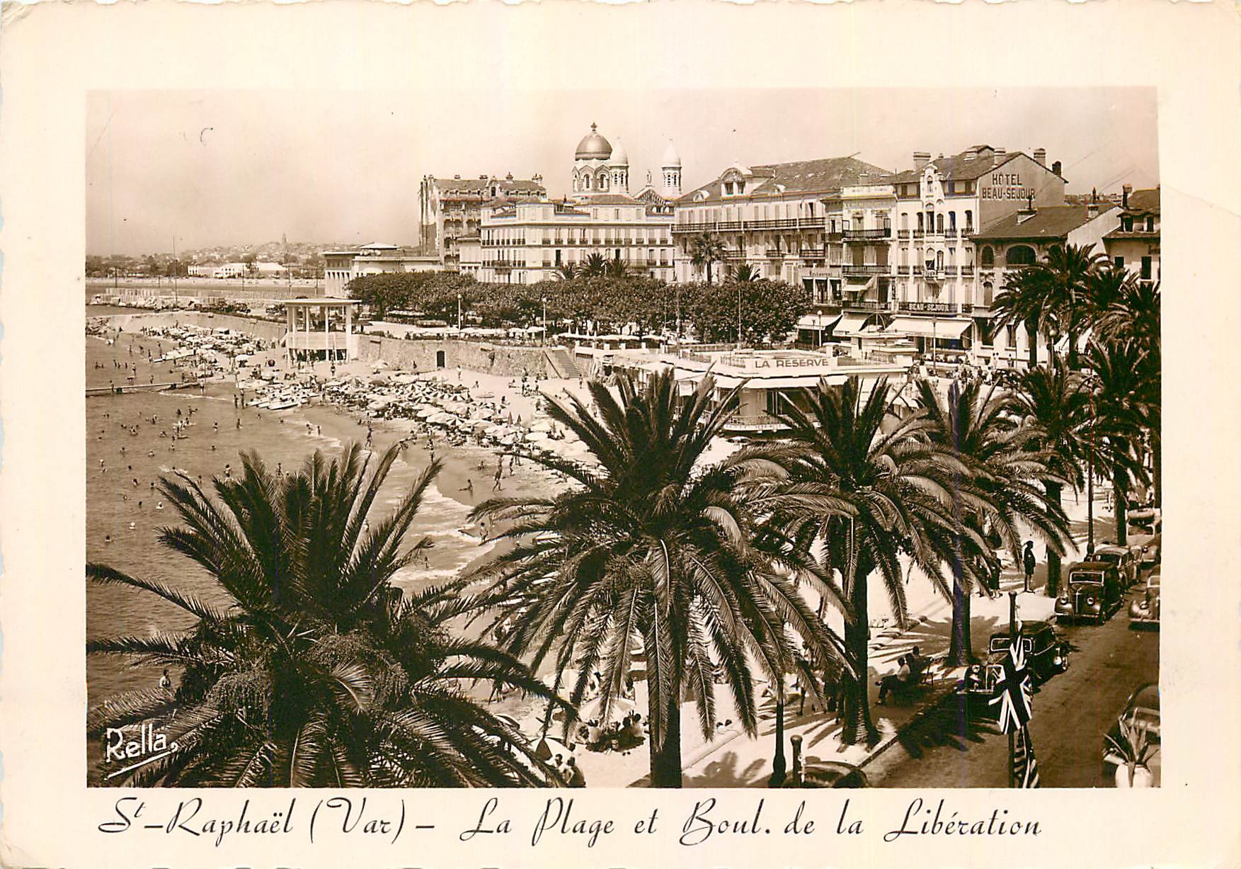 CPM St Raphael (Var) La Plage et Boul de la Liberaation