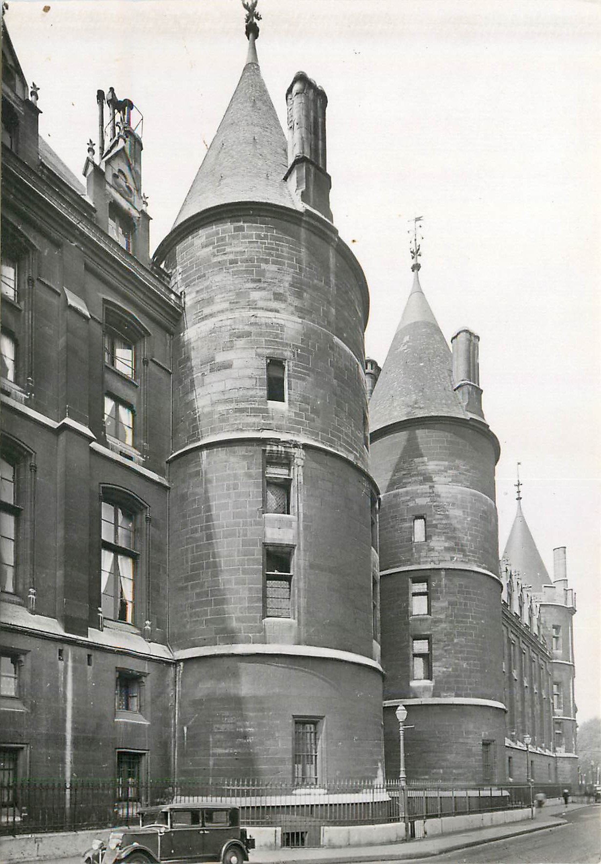 CPM Paris La Conciergerie du Palais (XIII XIVe s) les Tours jumelles Automobile