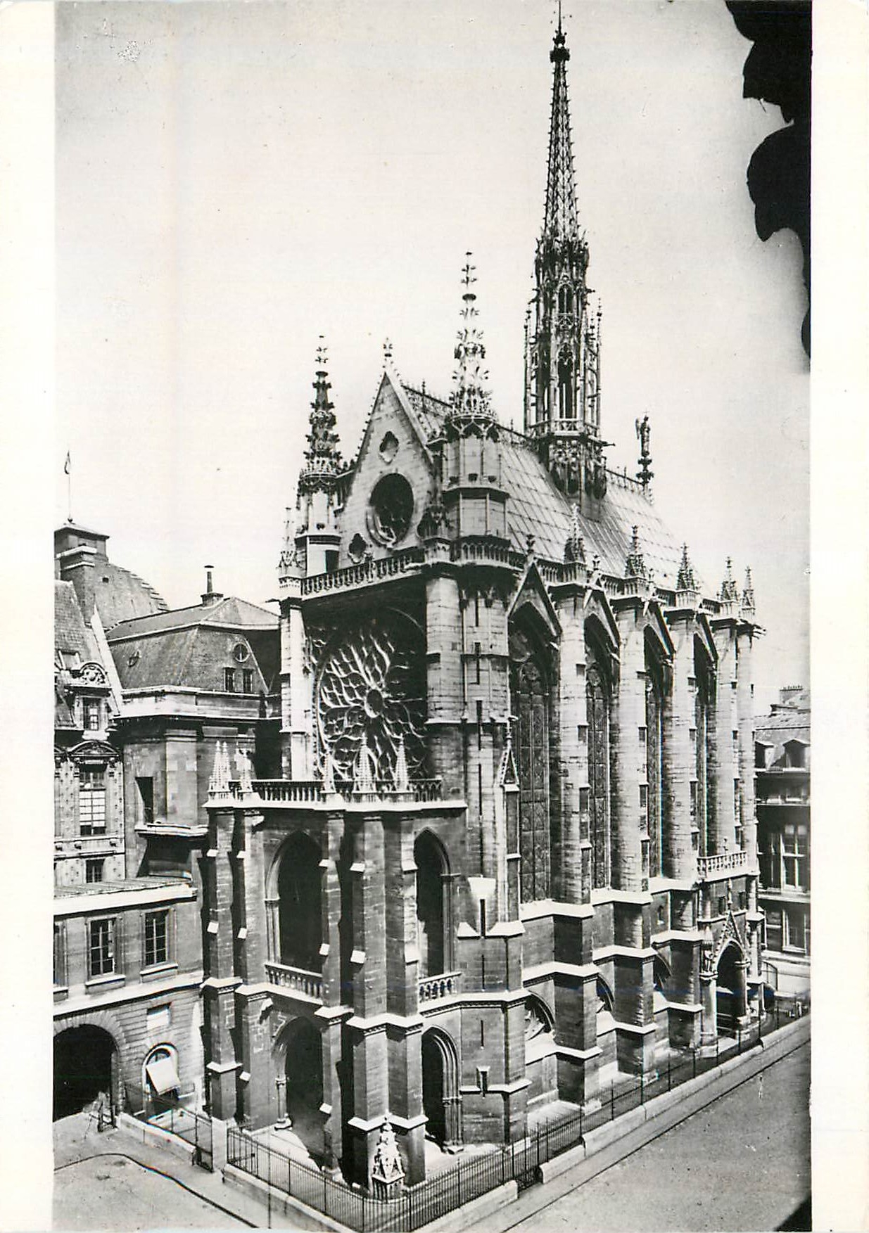 CPM Paris La Sainte chapelle du Palais