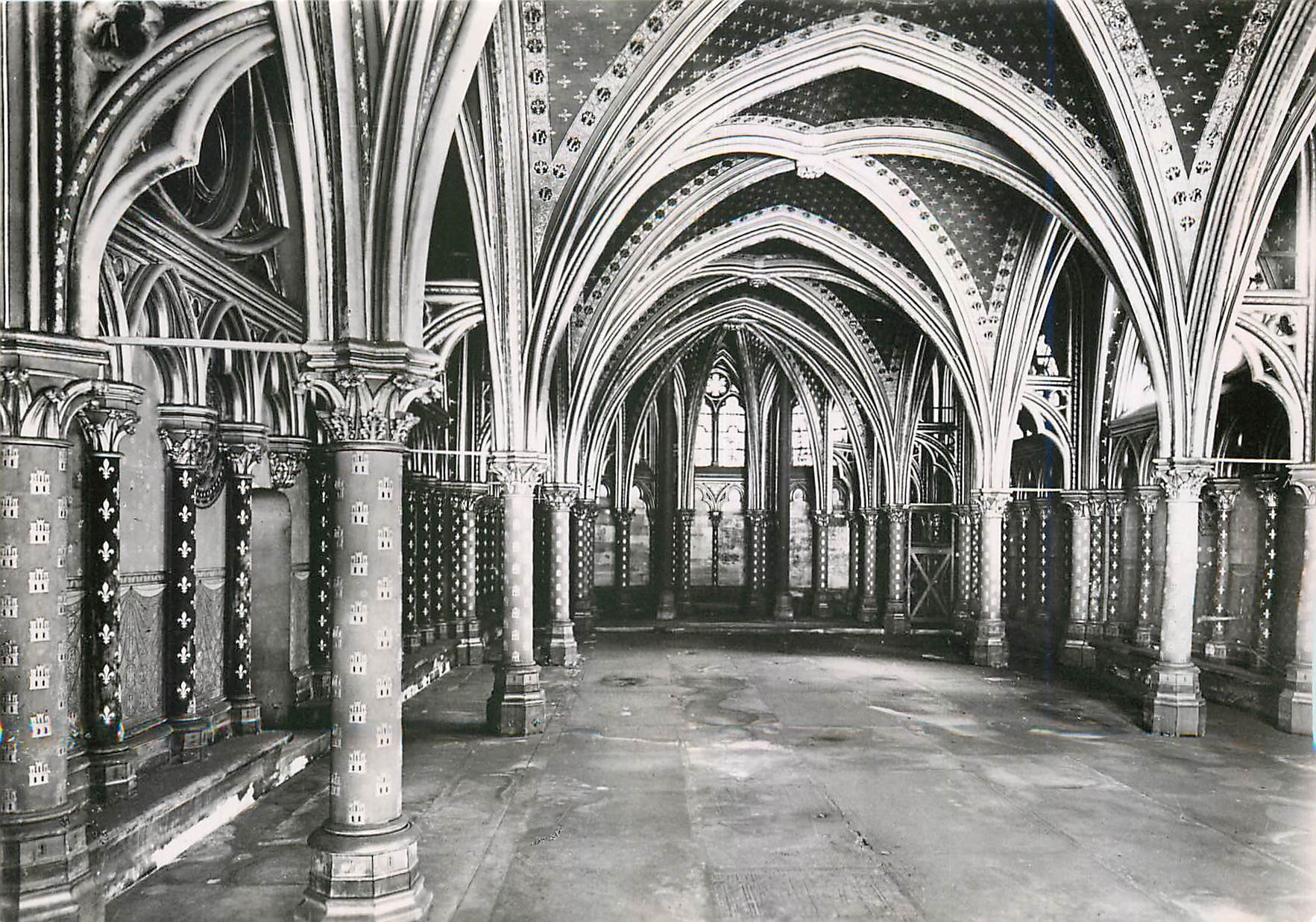 CPM Paris La Sainte Chapelle (XIIIe s) La chapelle basse