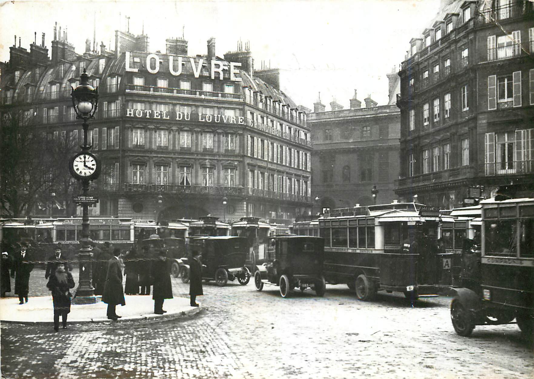 CPM Paris Embouteillage au Palais Royal Autobus Automobile