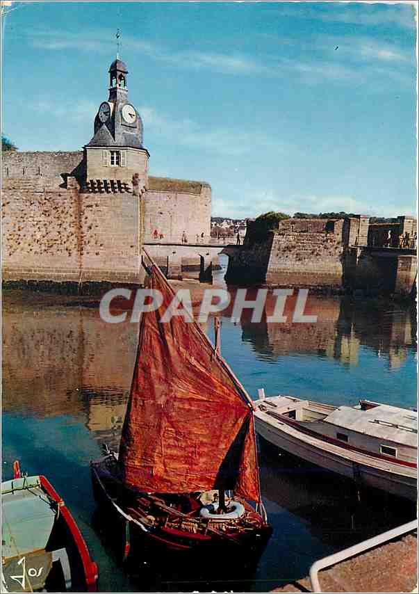 CPM La Bretagne en Couelurs Concarneau (Finistere) Le pont Levis et la tour de l'Horloge Bateau de p
