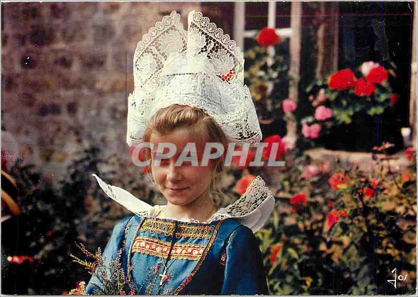 CPM La Bretagne en couelurs jeune fille en costume de Benodet Fouesnant Folklore