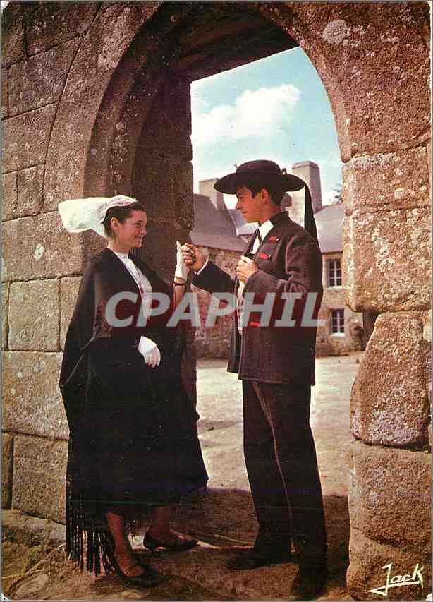 CPM Folklore de Bretagne Jeune couple du cercle Ernest Renan