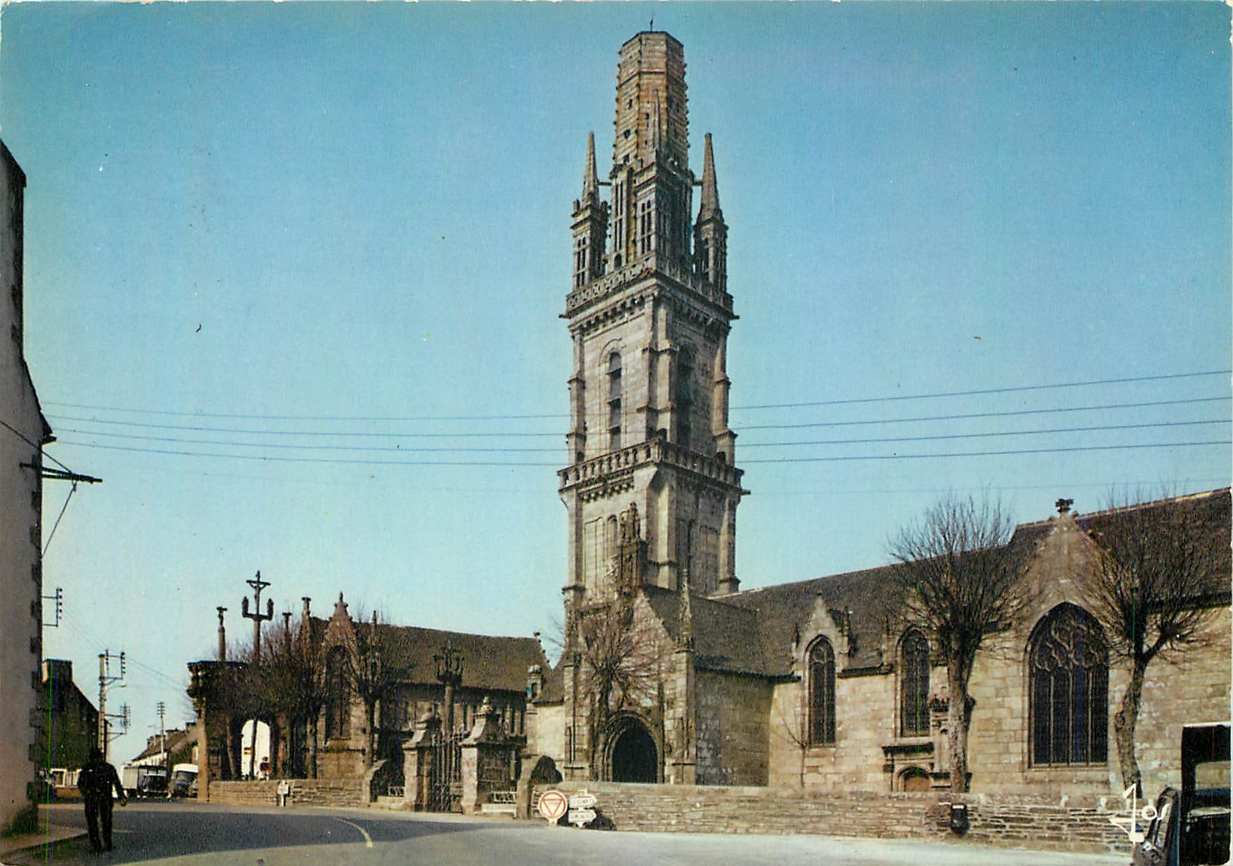 CPM La Bretagne en couelurs Lampaul Guimiliau L'Eglise paroissiale avec l'ossuaire et l'arc de triom