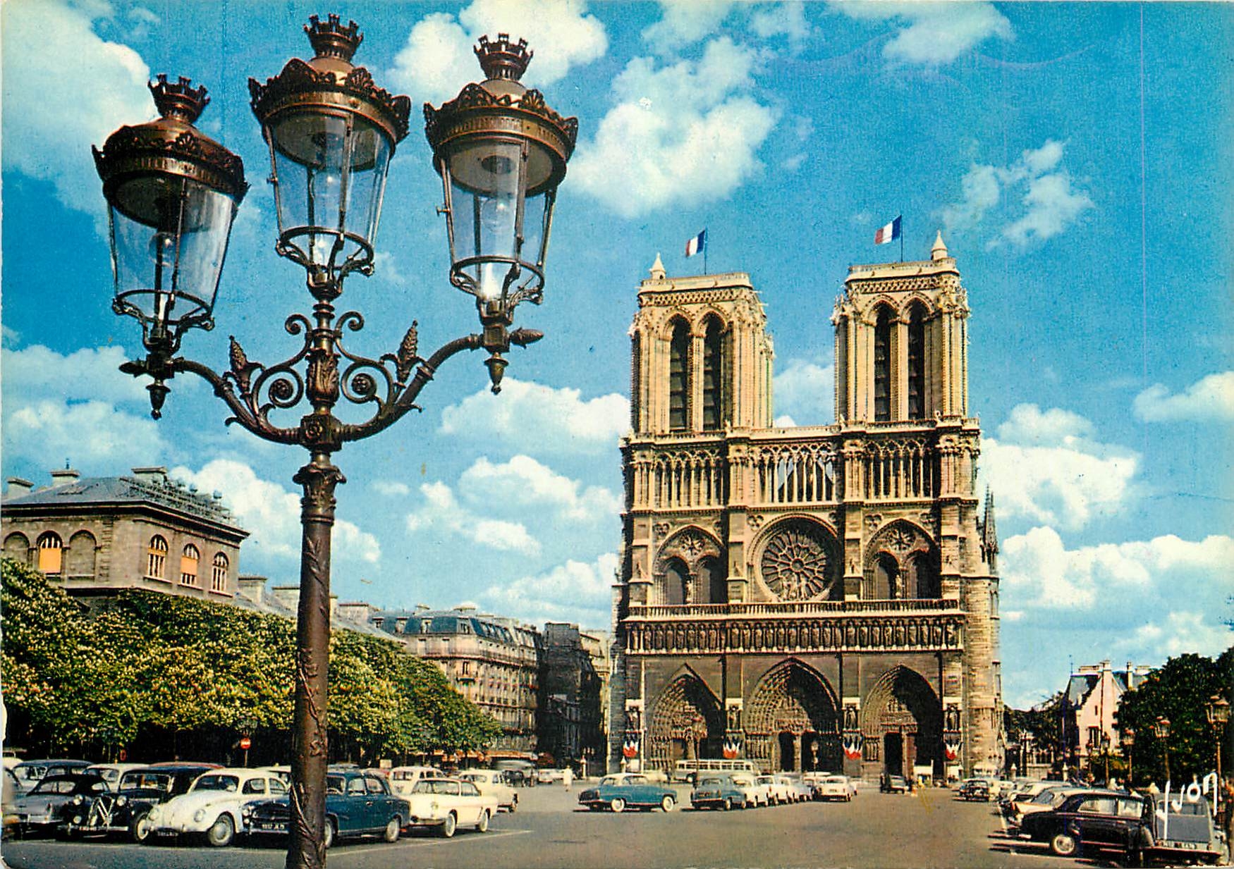 CPM Lourdes Les Malades assistant au chemin de Croix et a la Messe sur le parvis du Rosaire