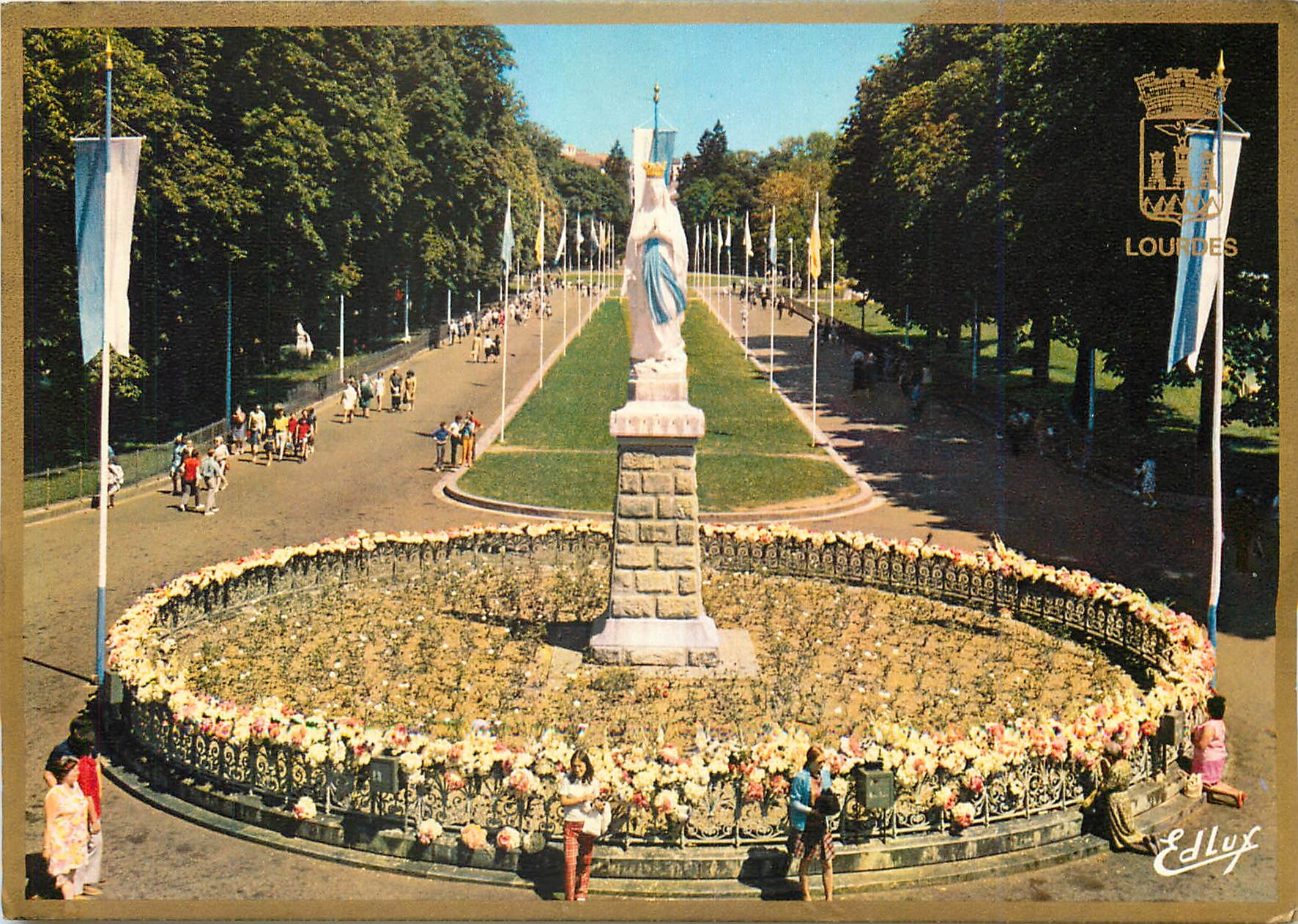 CPM Lourdes La Vierge Couronnee