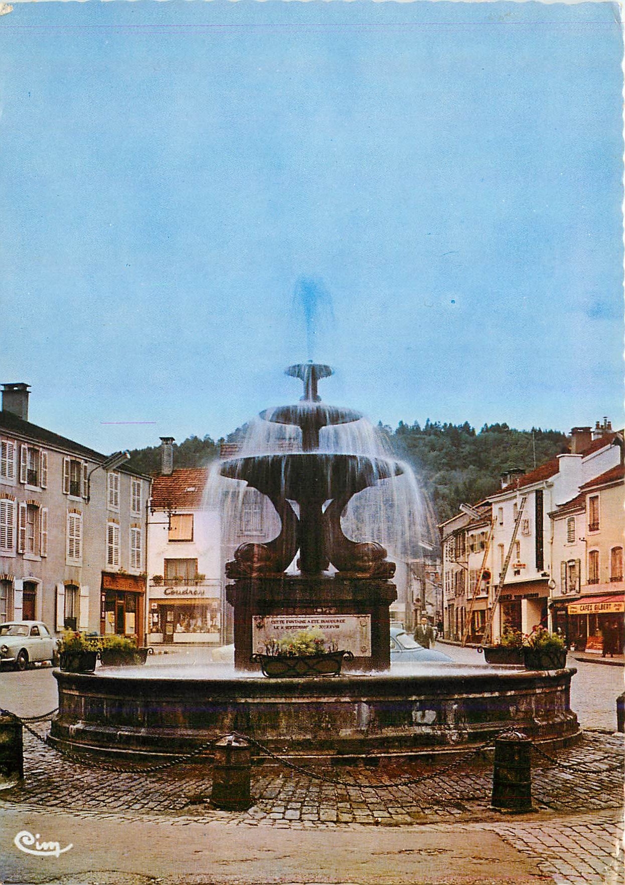 CPM Remiremont la Fontaine du Dauphin Place de la Courtine