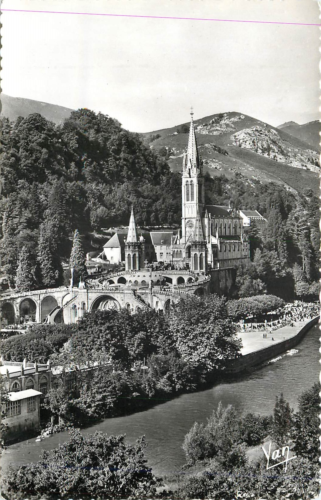 CPM Lourdes Centre mondiale de Pelerinage La Basilique et la Gave
