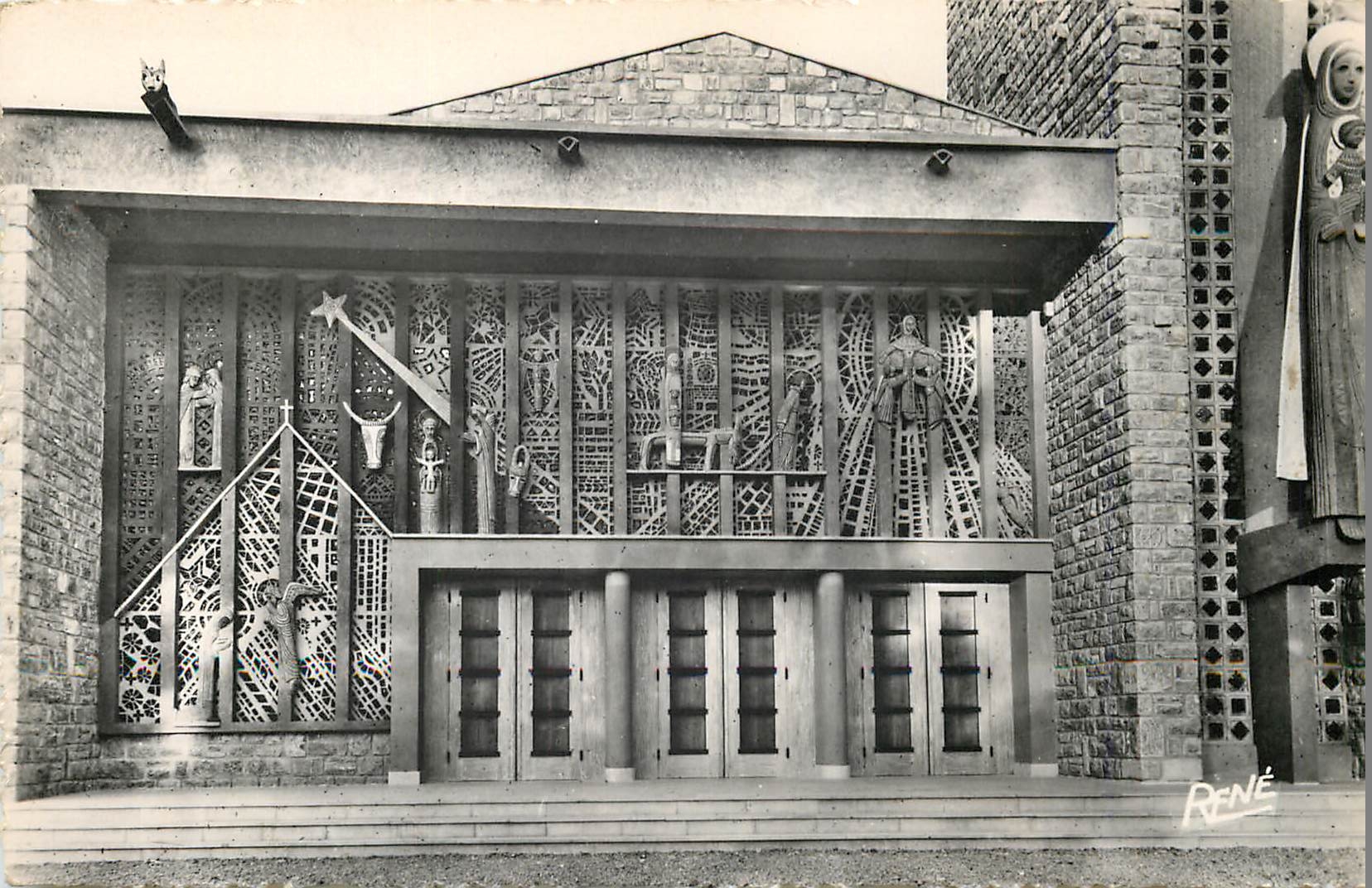 Sanctuaire de N.-D. de Consolation - Hyères — Détail des sculptures de la façade — Studio Bagarry, Hyères