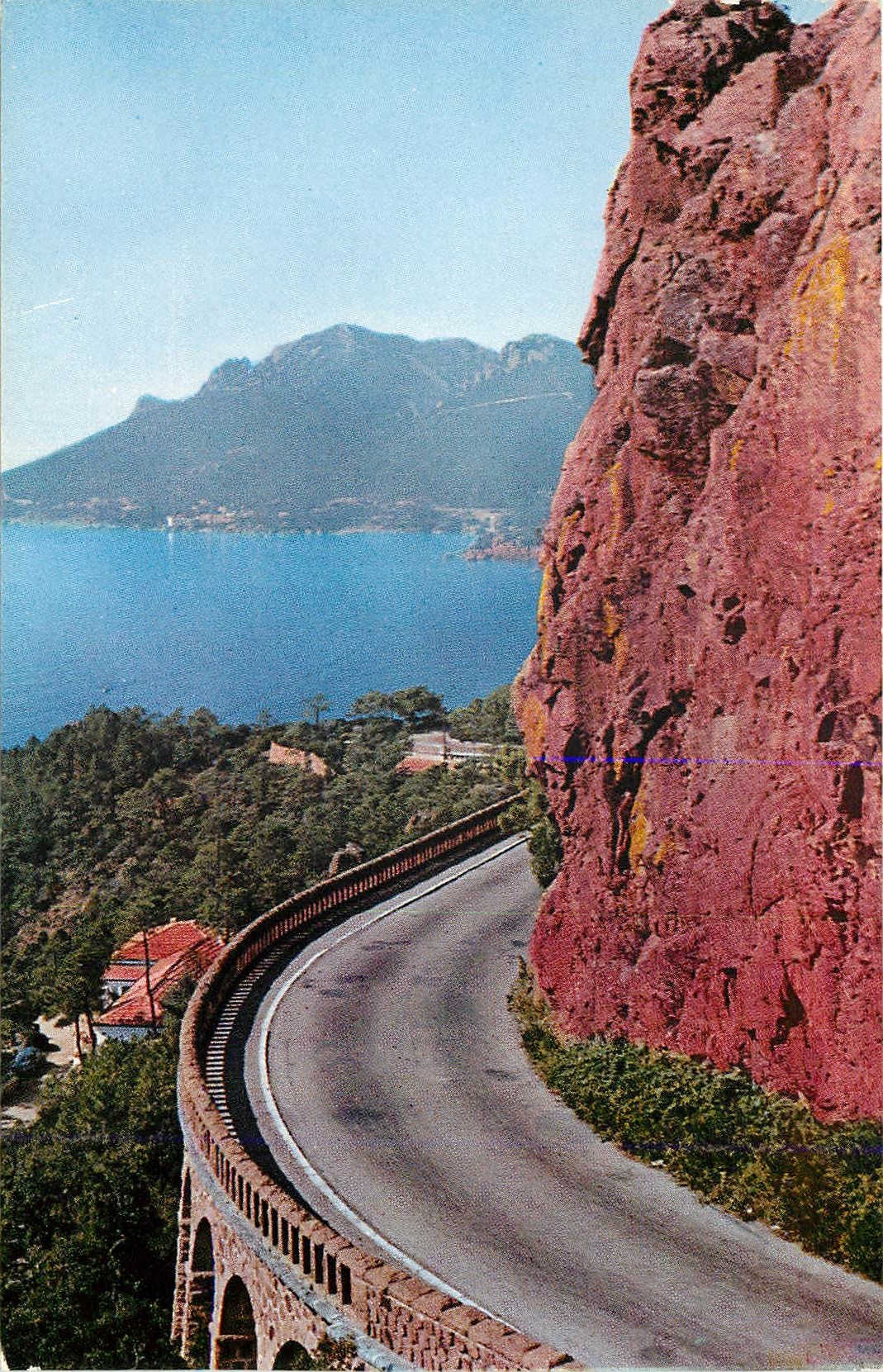 CPM La Cote d'Azu La Corniche d'Or La Route du bords de mer entre theoule et le Trayas