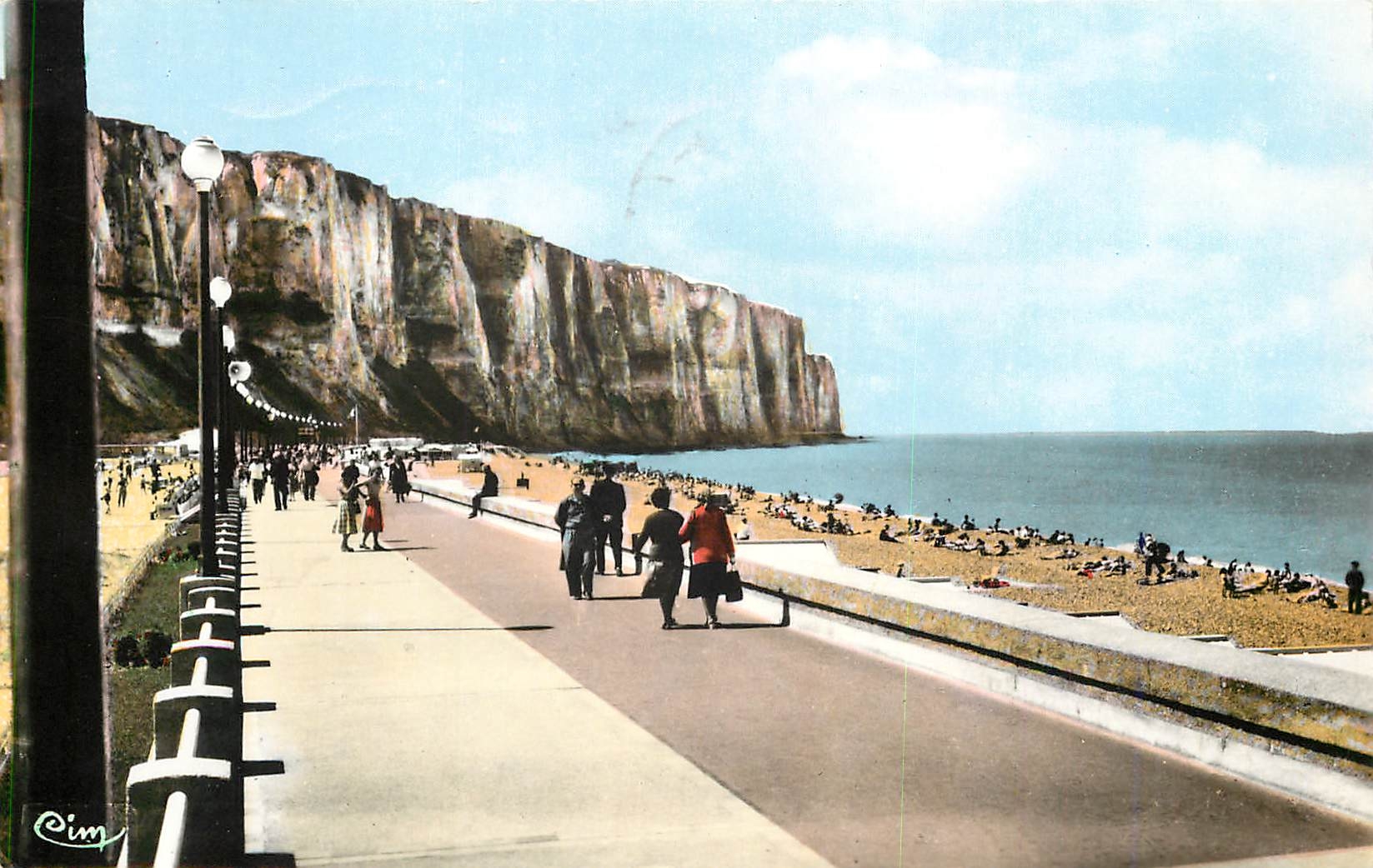 CPM Le Treport (Seine Mar) La Promenade et les Falaises