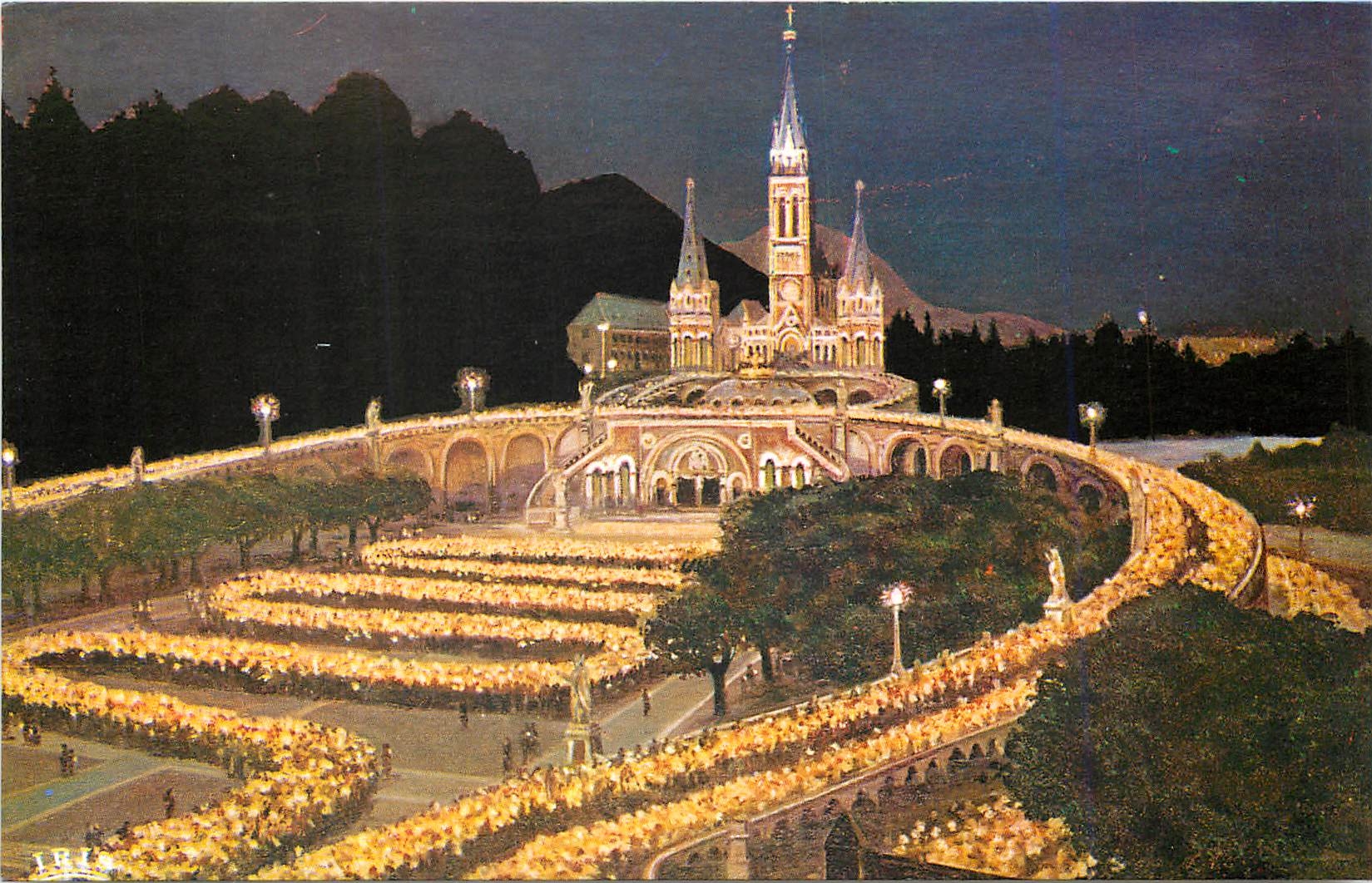 CPM Lourdes La Basilique illuminee et la Prosession aux Flambeaux