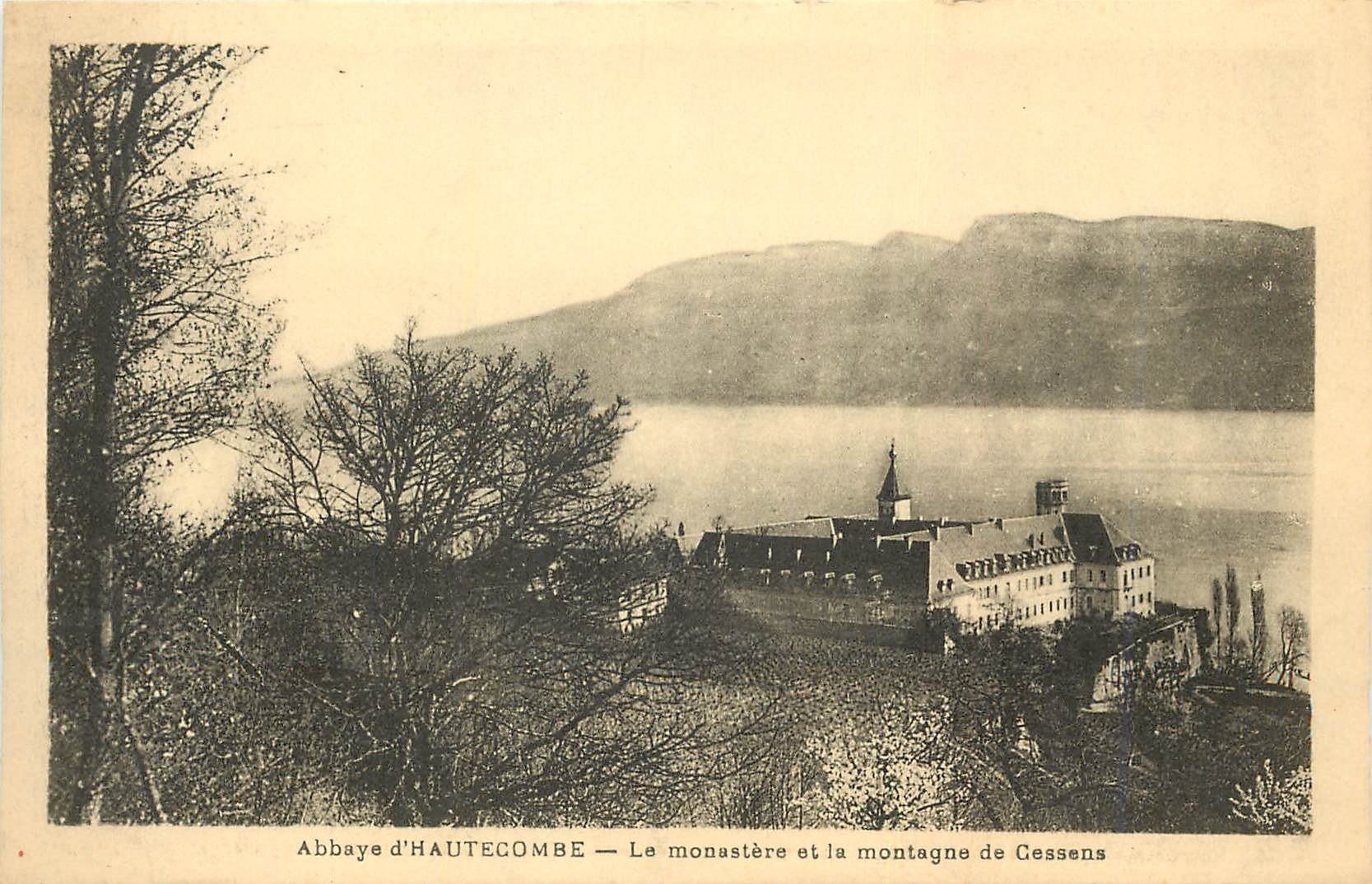 CPA Abbayes d'Hautecombe le Monastere et la montagne de Cessens