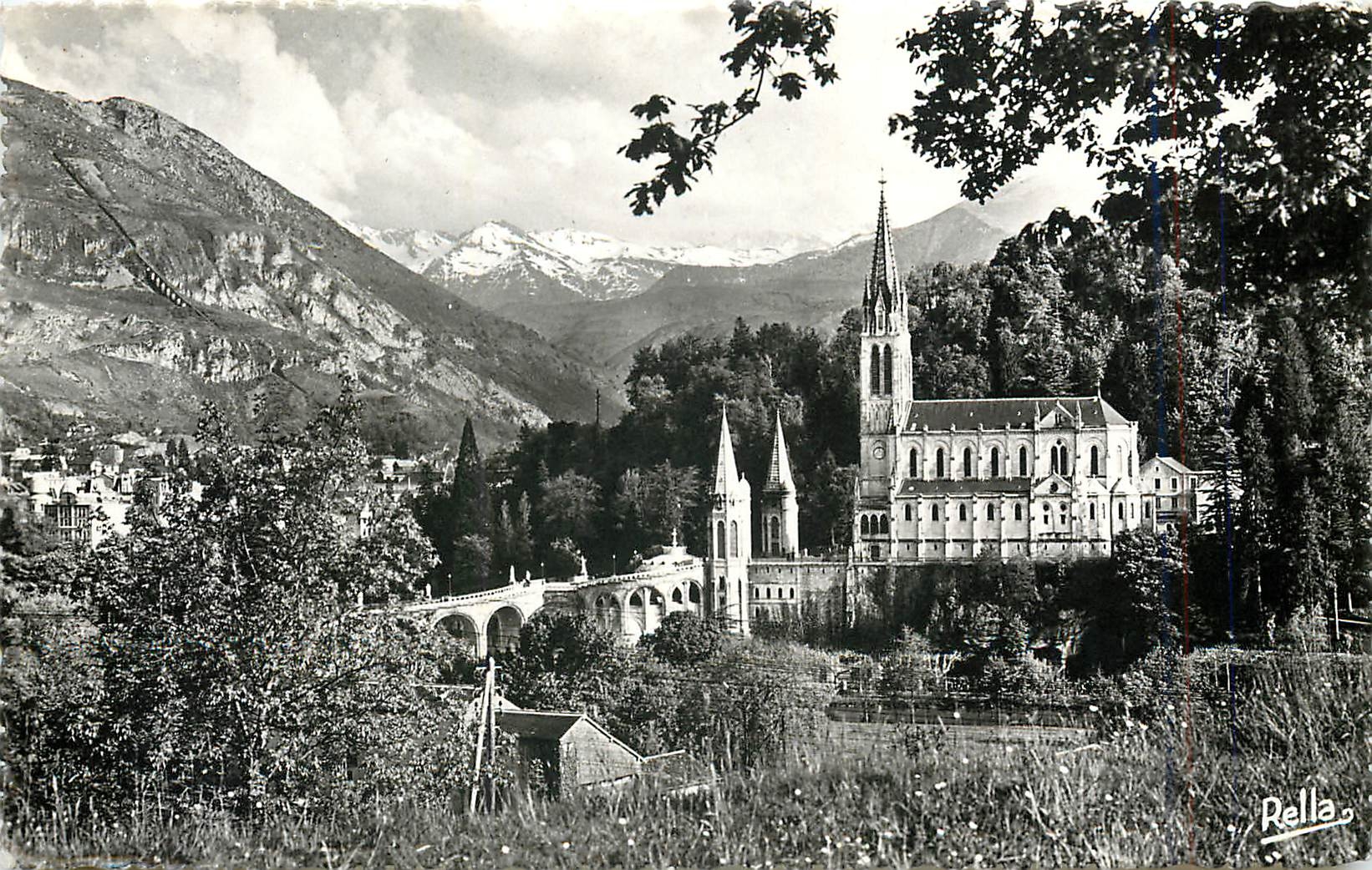 CPM Lourdes (Hautes Pyr) La Basilique le Pic du Jer et les Pyrenees