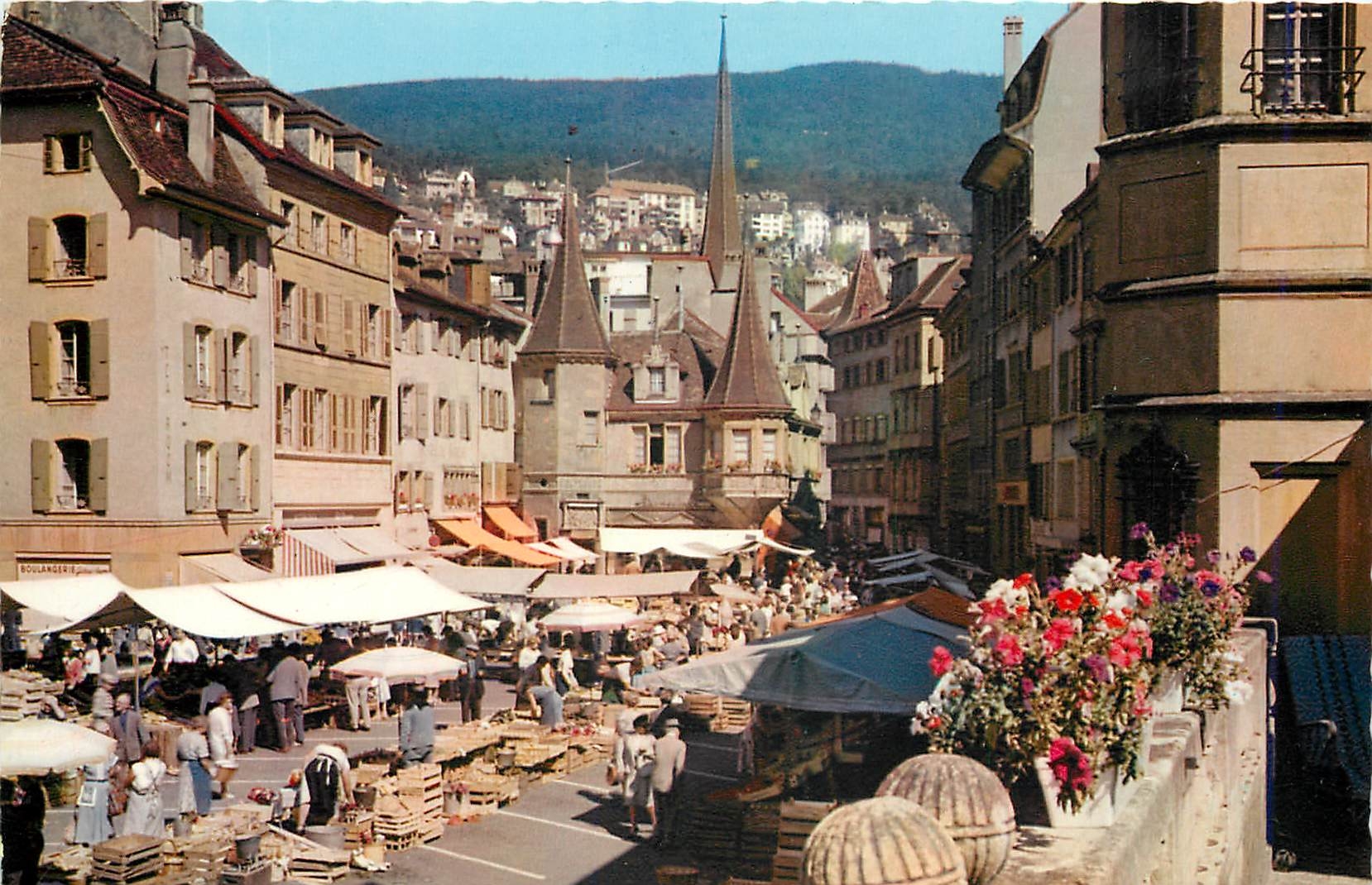CPM Neuchatel La Place et la Maison des Hallesss un jour de Marche