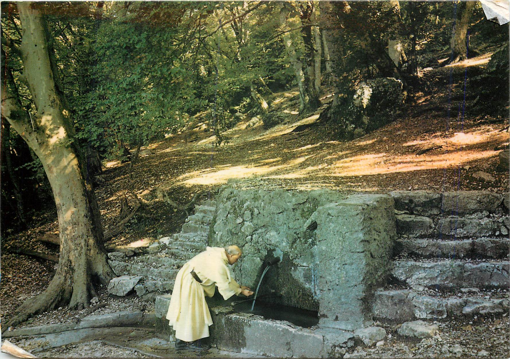 CPM Sanctuaires de France La Sainte Baume (Var) La Fontaine de Nans sur le chemin de la Grotte