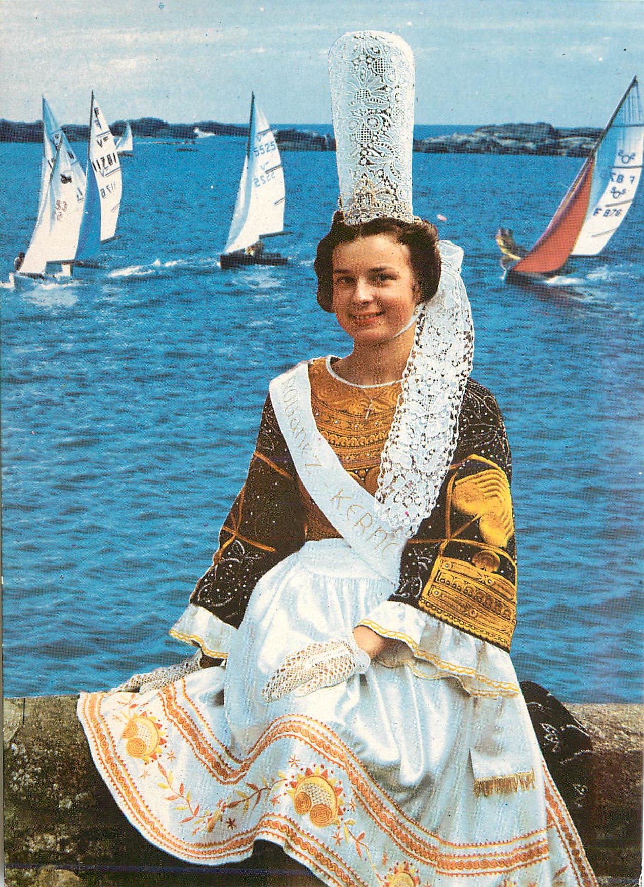 CPM Couleurs de Bretagne Jeune fille en costume bigouden