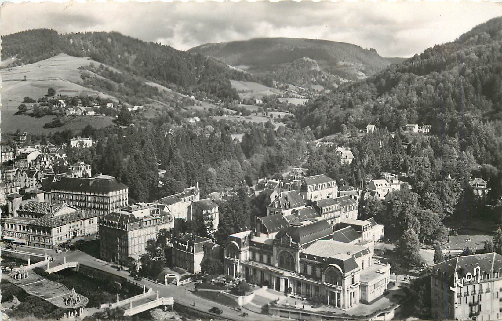 CPM La Bourboule (Puy de Dome) Le Casino les Hotels et au Loin la Roche Veindex