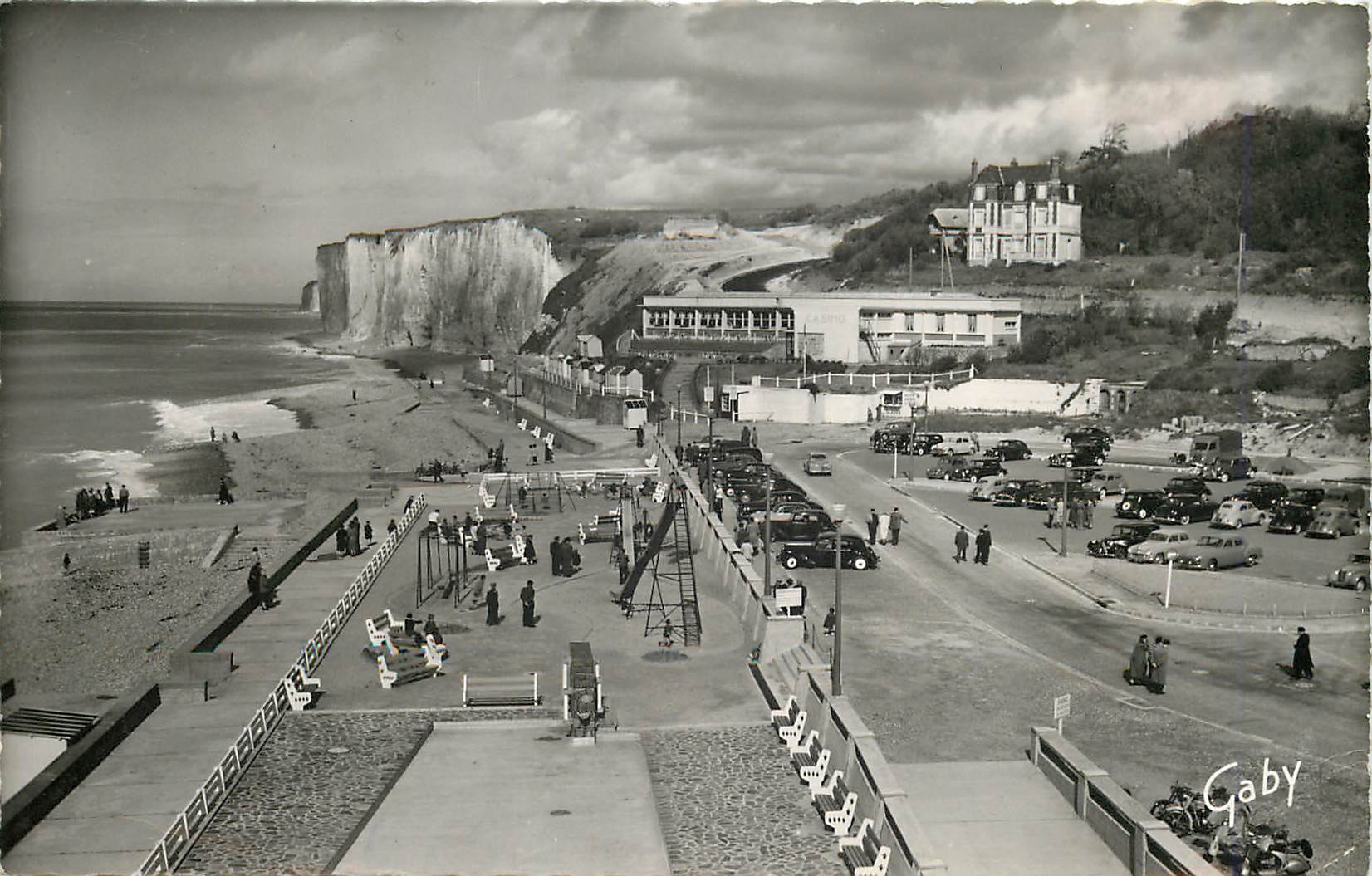 CPM Veules les Roses (S Mme) La Plage et le Casion a gauche l'Esplanade et les Jeux
