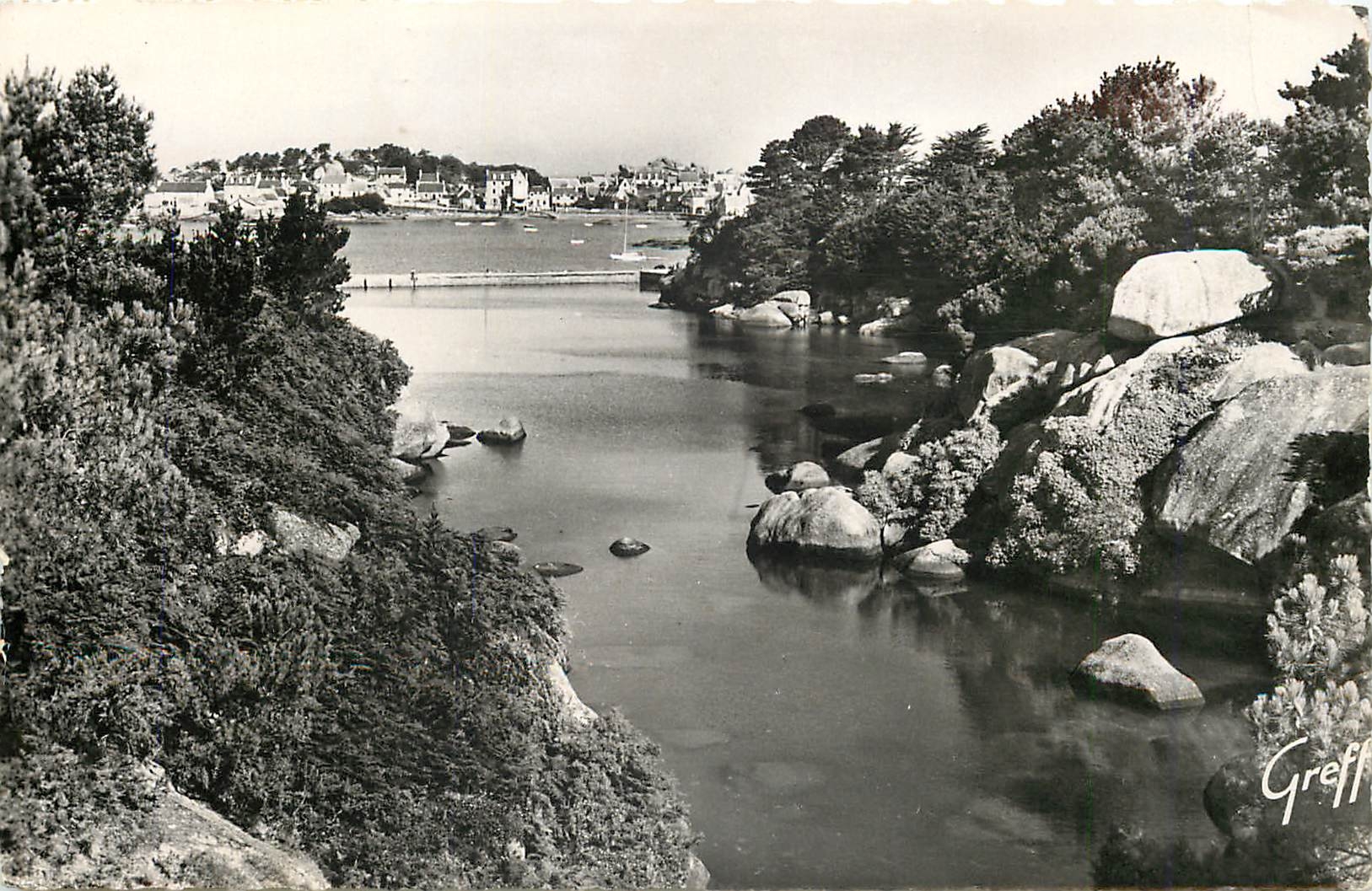 CPM En Bretagne Ploumanach (Cotes du Nord) La Vallee du Traouieros et la Baie