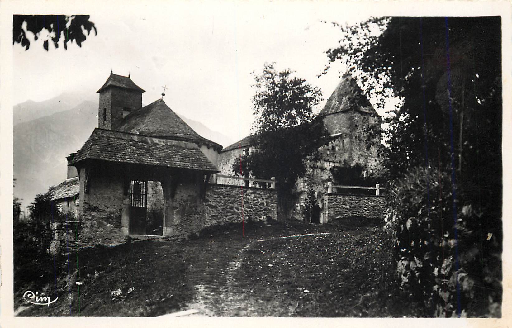 CPM Environs de Laruns (B Pyr) Chapelle et vieux Manoir d'Assauts