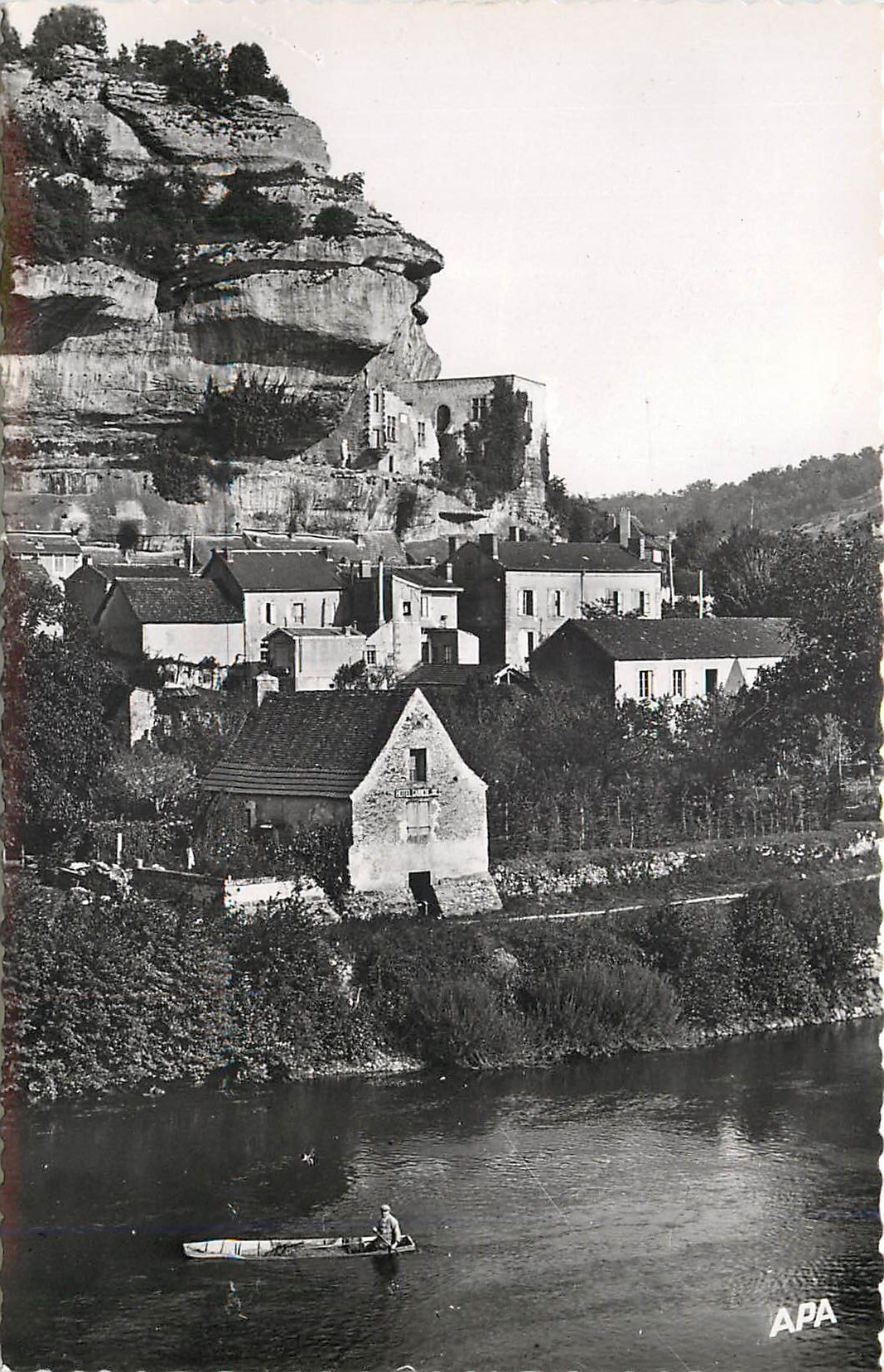 Les Eyzies (Dordogne) — Vue Ouest — Société des Cartes Postales APA-POUX