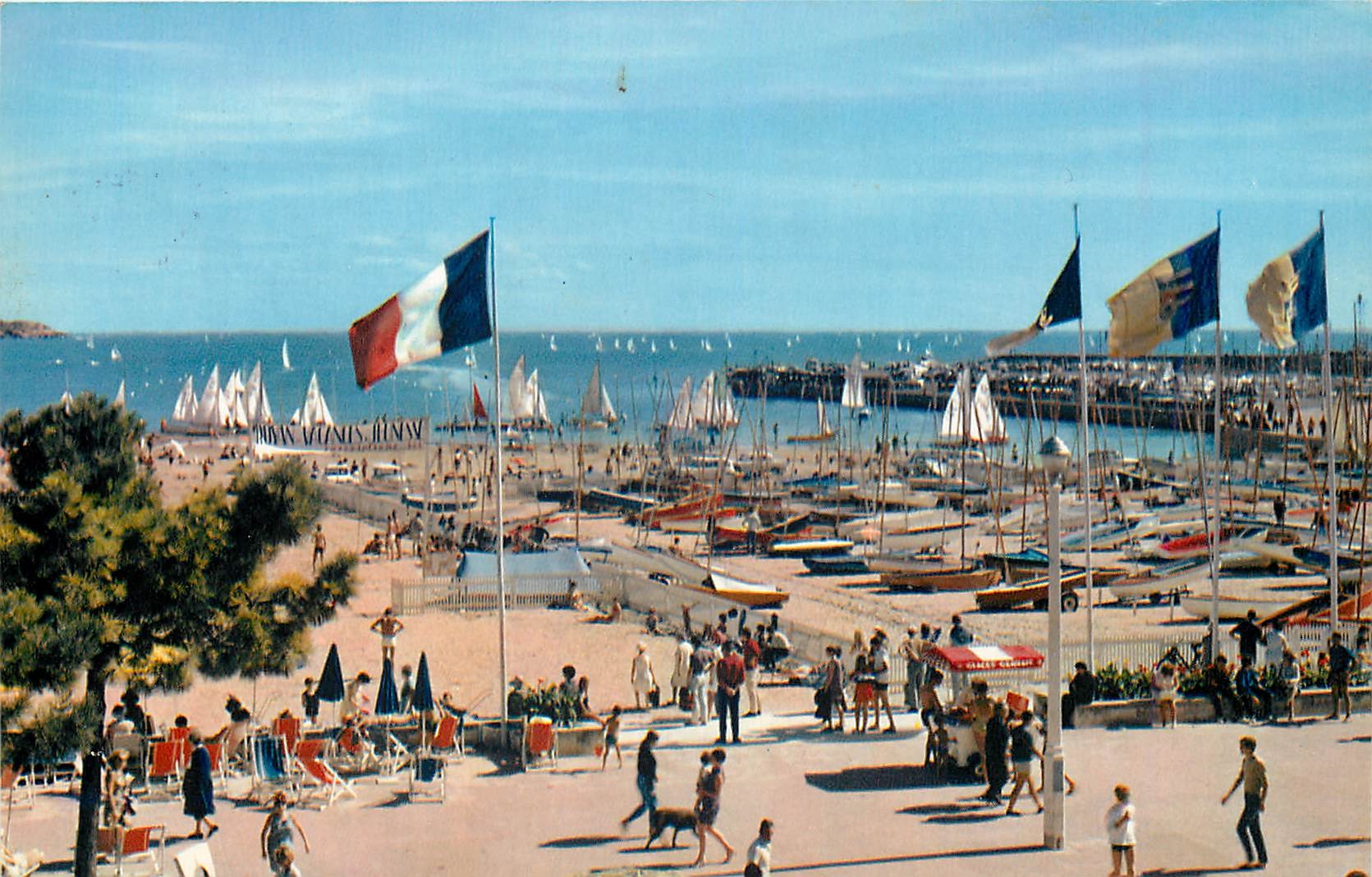 CPM Royan Le Garage des Voiliers devant le Casino