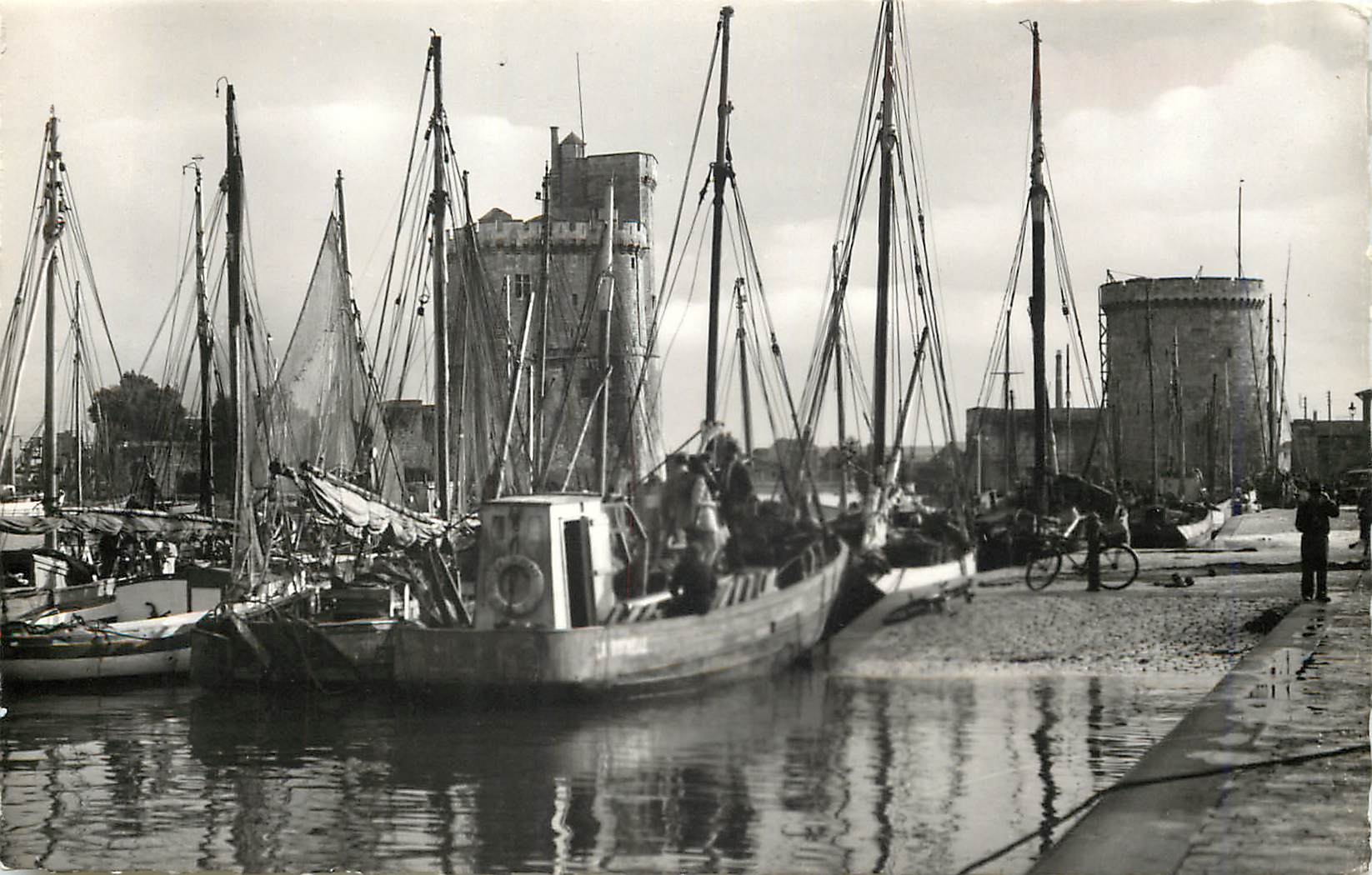 La Rochelle — Entrée du Port — Éditions du Globe, n° 14