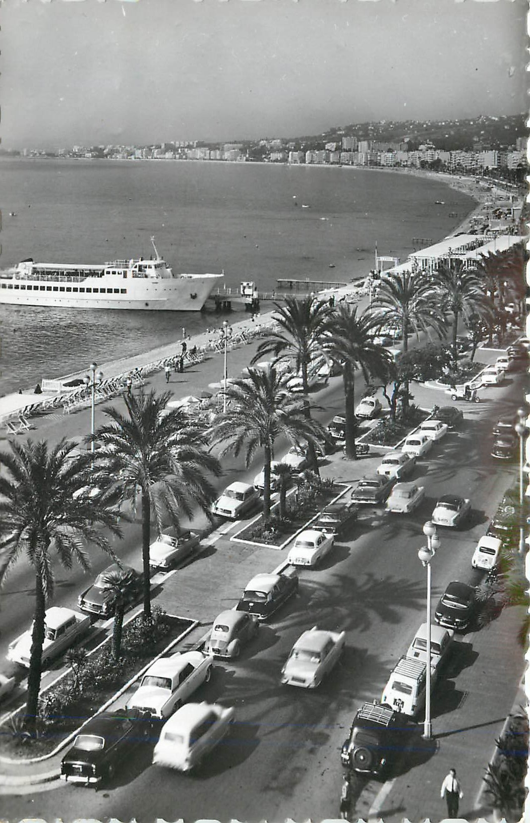 CPM Nice (A Mmes) La Promenade des Anglais et le Bateau de croisiere le Gallus