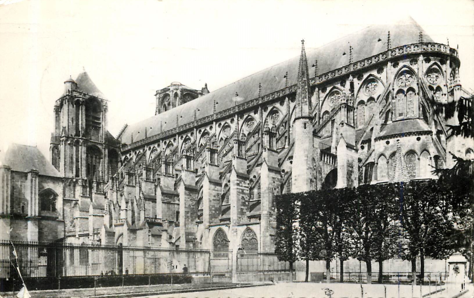 CPM Bourges (Cher) La Cathedrale vue prise du Jardin de l'Hotel de Ville