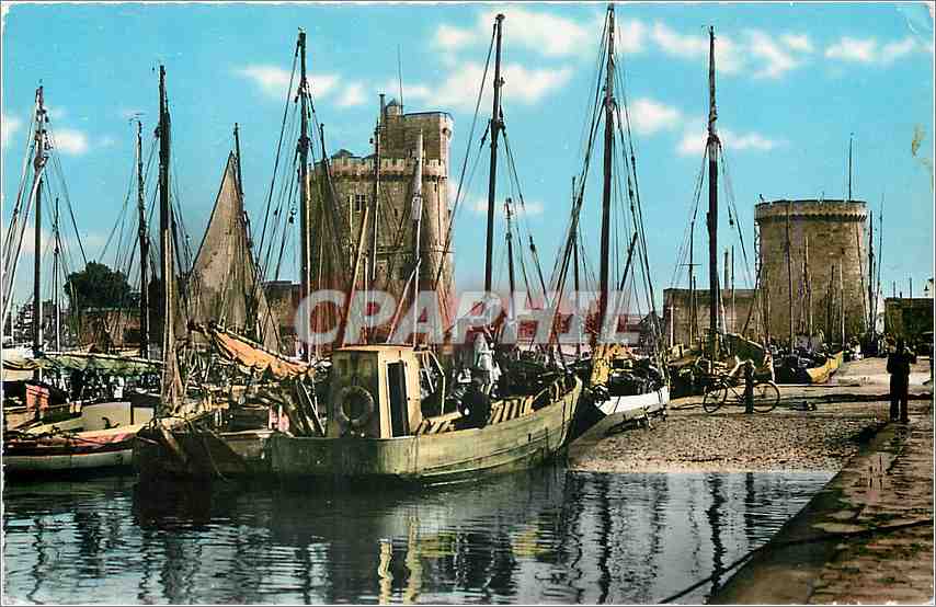 CPM La Rochelle (Charente Mar) Entree du Port Bateaux de peche