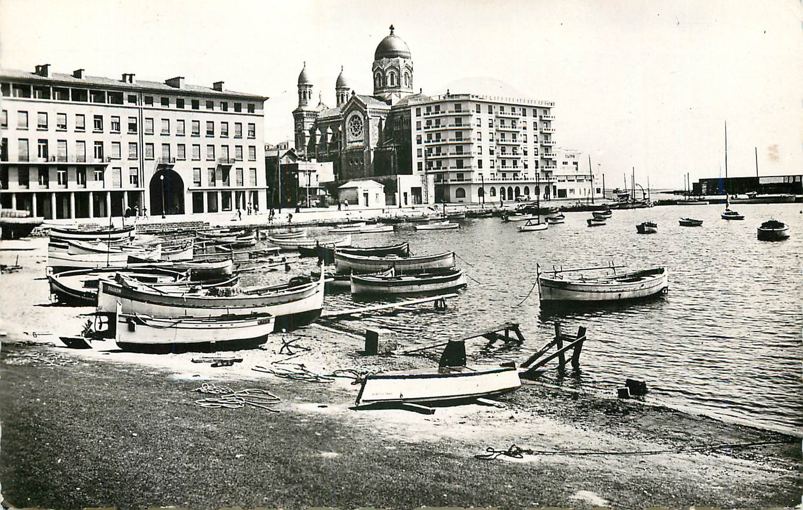 CPM Saint Raphael (Var) N D des Victoires et le Palais de la Mer Bateaux
