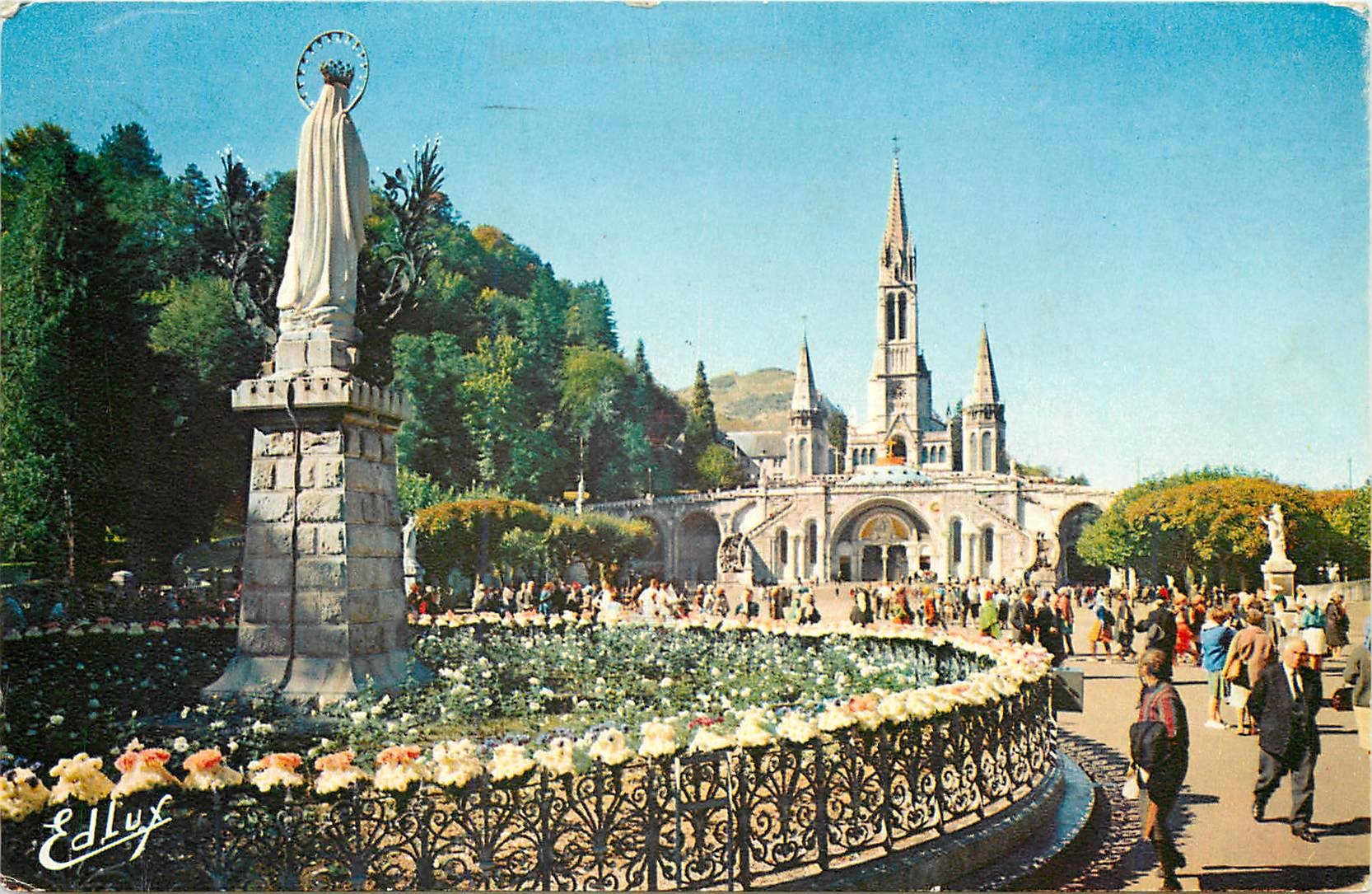 CPM Lourdes La Basilique et la vierge Gouronnee