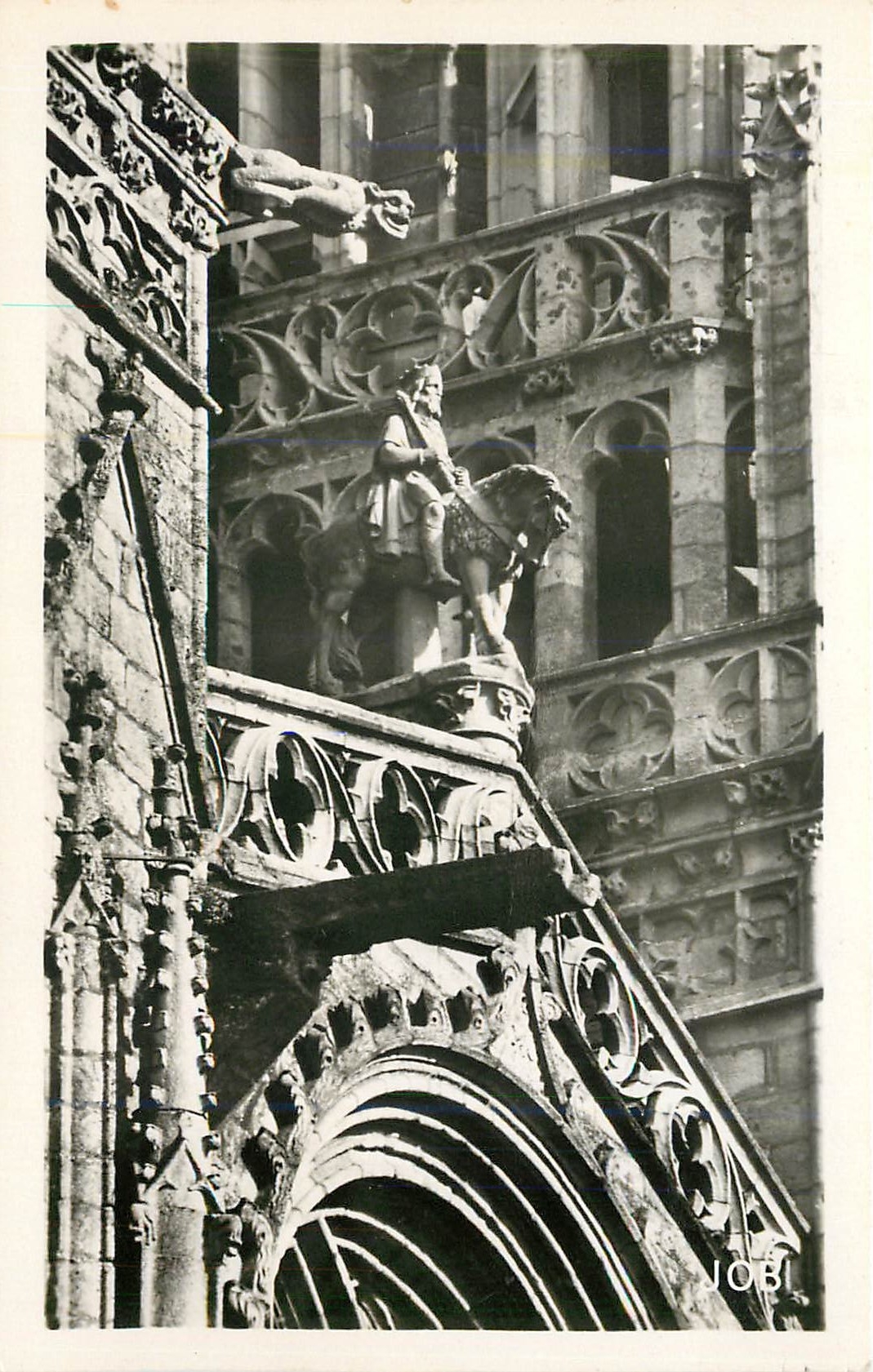 CPM Quimper du haut de la cathedrale le roi Gradion veille sur sa ville