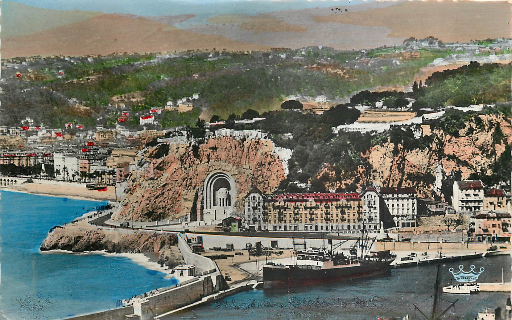 CPM Nice Un quai du Port et le Monument aux Morts