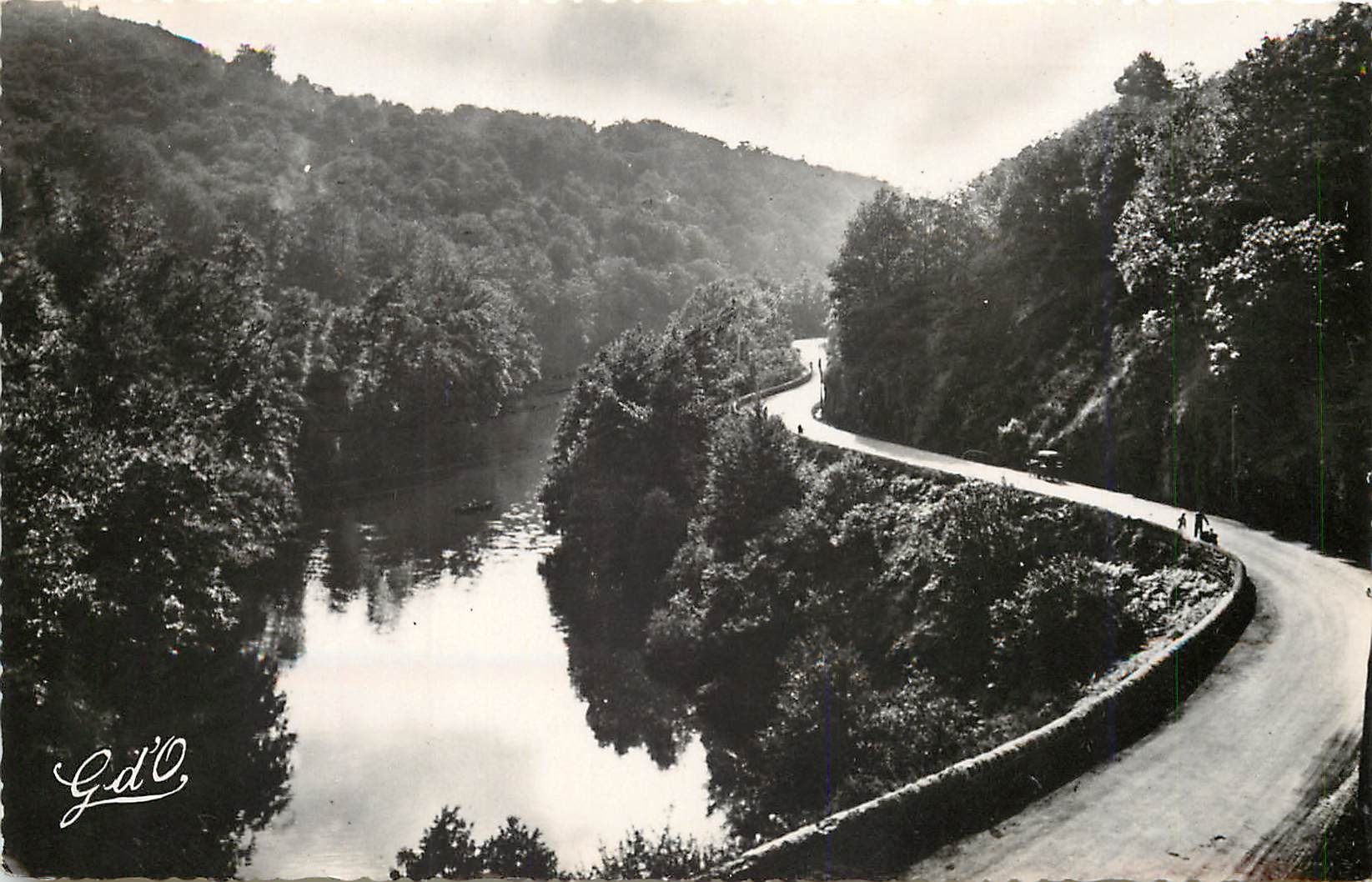 CPM L'Auvergne Route et Barrage de St Sauves sur la Dordogne en aval de la bourboule