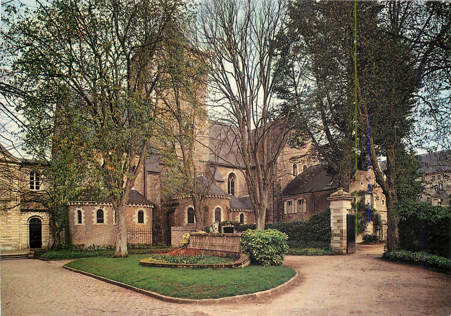 CPM Abbaye Saint Pierre de Solesmes (Sarthe) La Cour d'entree