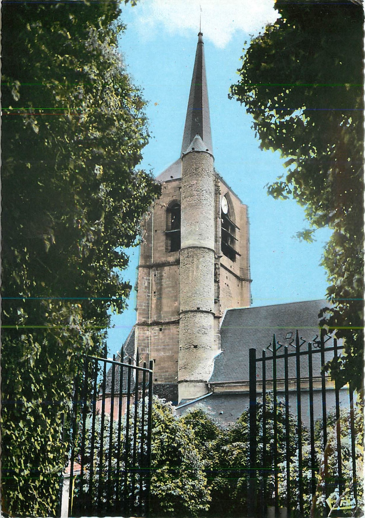 CPM Moulins Engilbert (Nievre) Le Clocher vu des grilles du vieux Chateau