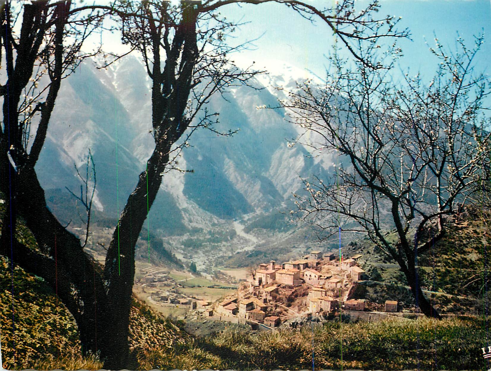 CPM Reflets de Provence le Petit Village de Brantes (546 m) et le Mont Ventoux