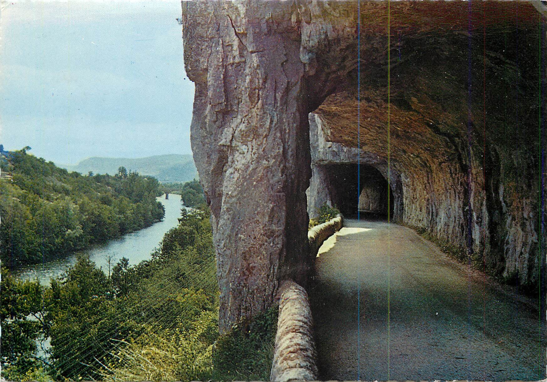 CPM Paysages du Vivarais les Gorges de l'Ardeche au defile de Ruoms