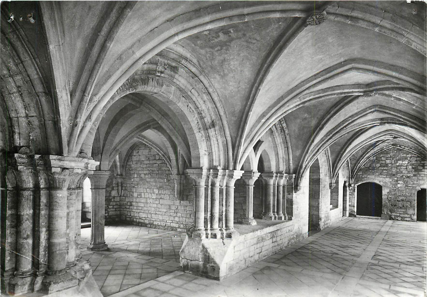 Noirlac (Cher) — Abbaye Cistercienne, Salle capitulaire et Galerie du cloître — Photo Veritable